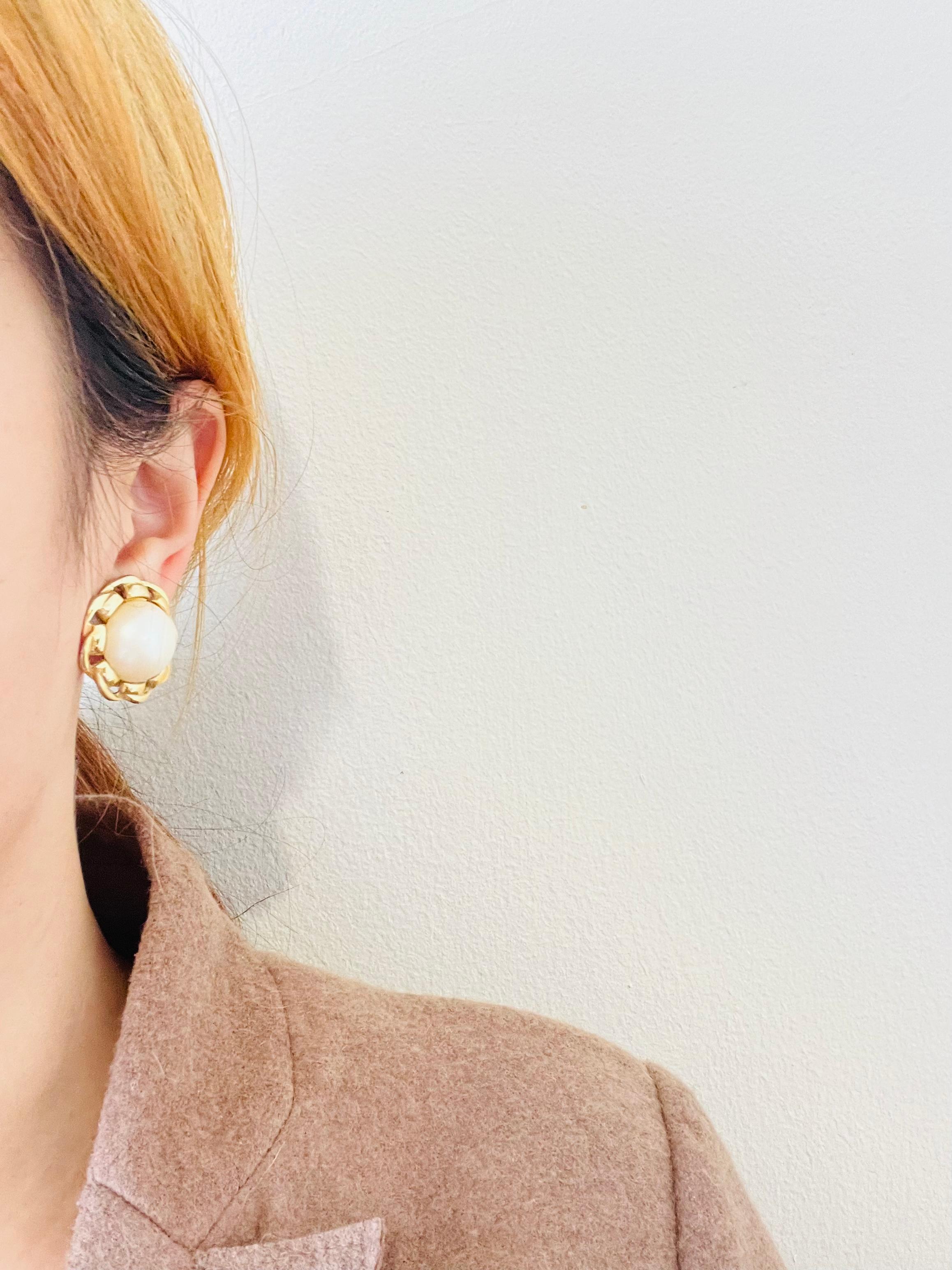 Givenchy Vintage Large Round White Pearl Twist Rope Interlocked Clip Earrings In Good Condition For Sale In Wokingham, England