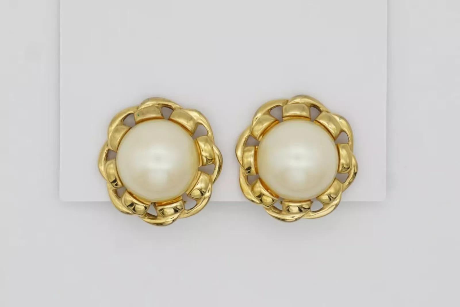 Givenchy Vintage Large Round White Pearl Twist Rope Interlocked Clip Earrings For Sale 2