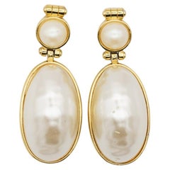 Givenchy Vintage Large White Oval Circle Pearl Elegant Drop Gold Clip Earrings (Boucles d'oreilles à clip en or) 