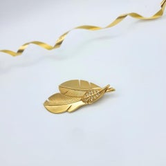 Broche Givenchy vintage en forme de feuille, dorée et ornée de cristaux, France, années 1980
