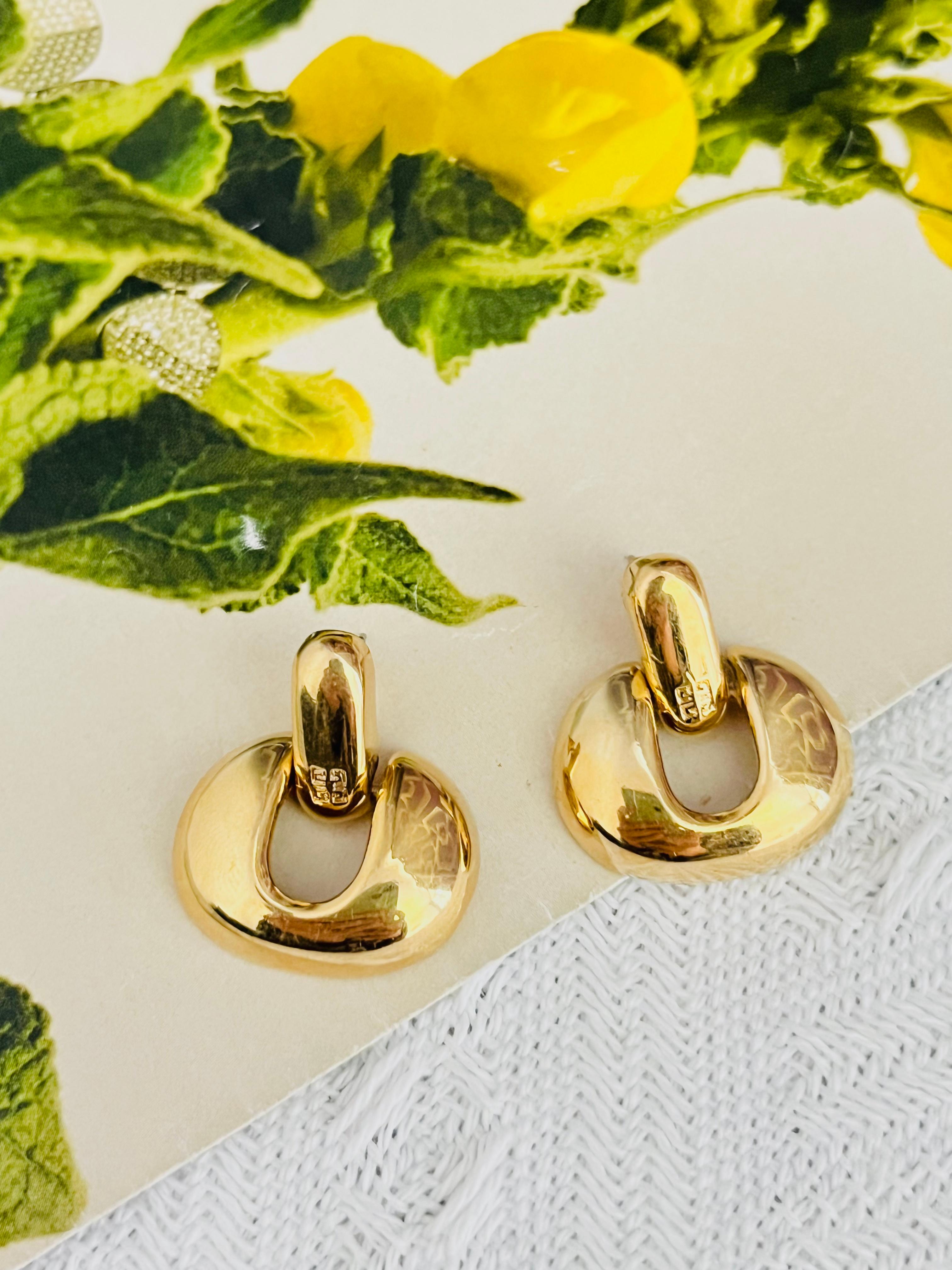 Givenchy Vintage 1980s Unisex Logo 4G Monogram Glow Oval Türklopfer Hoop Drop Modernist durchbohrt Ohrringe, Gold-Ton

Sehr guter Zustand. Kein Farbverlust, Ohrblöcke sind nicht original. 100% echt.

Givenchy Auf der Rückseite deutlich signiert.