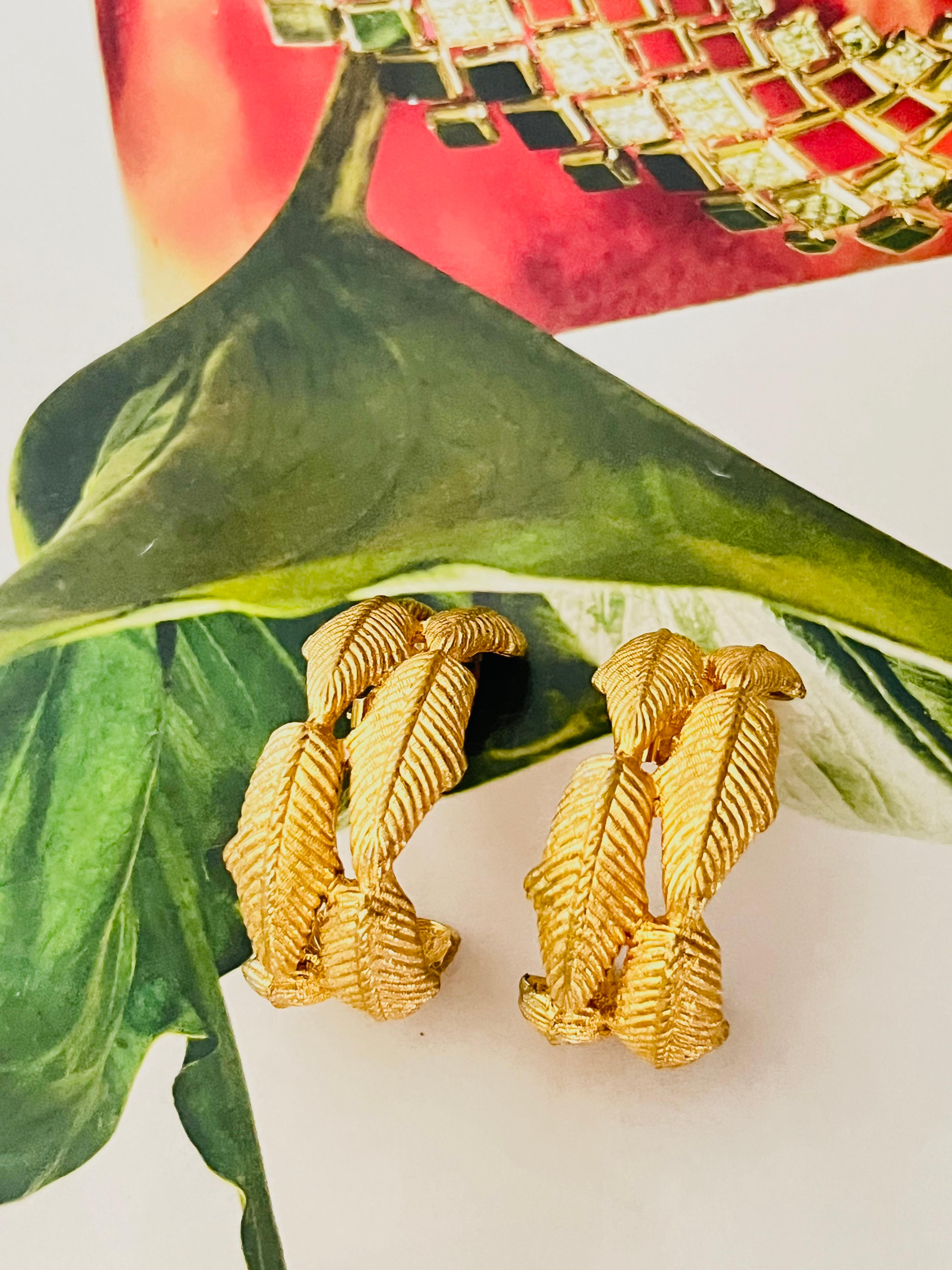 Givenchy Vintage Massive Double Leaf Circle Hoop Dome Chunky Clip Gold Earrings In Good Condition For Sale In Wokingham, England