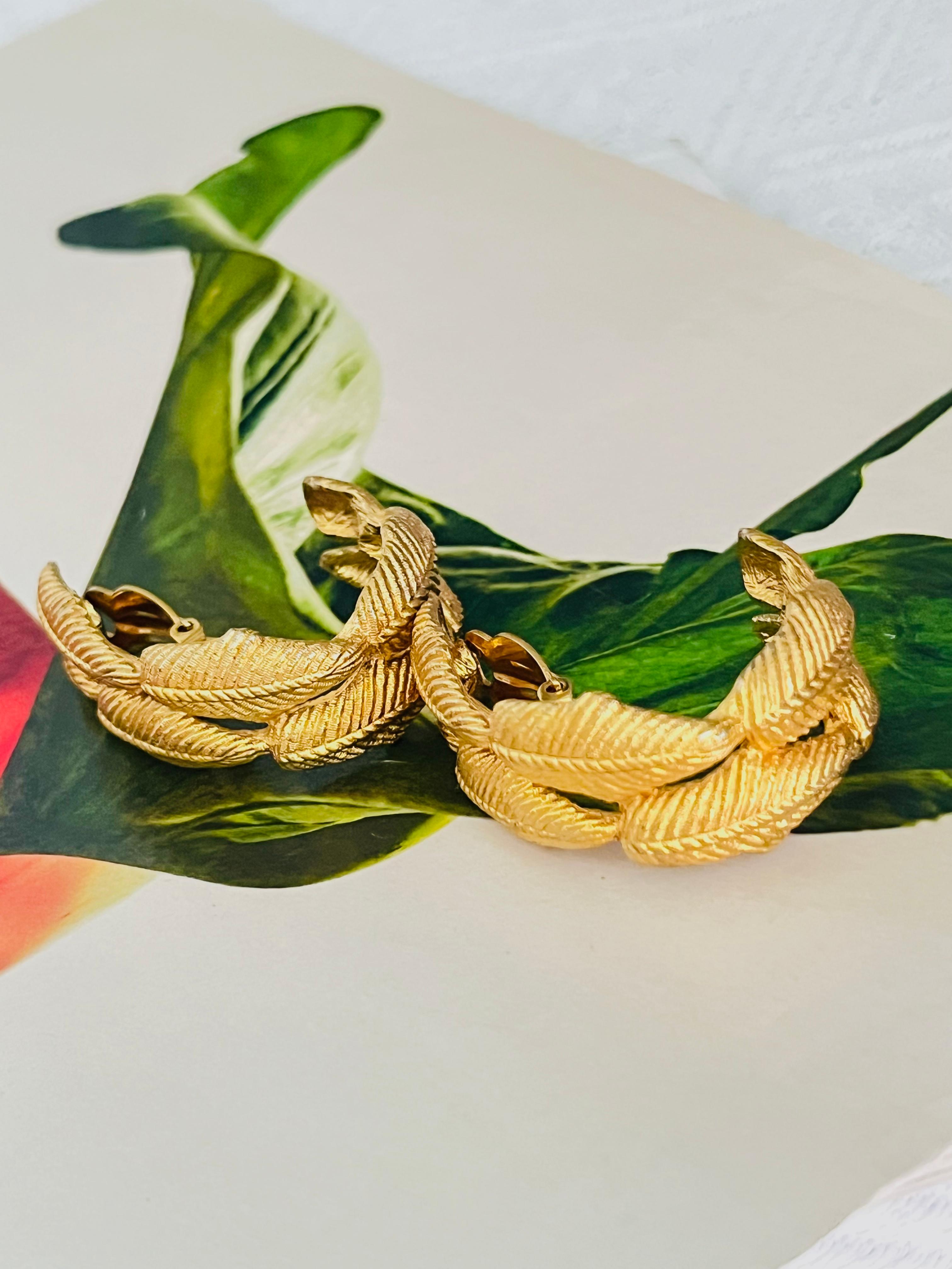Women's or Men's Givenchy Vintage Massive Double Leaf Circle Hoop Dome Chunky Clip Gold Earrings For Sale