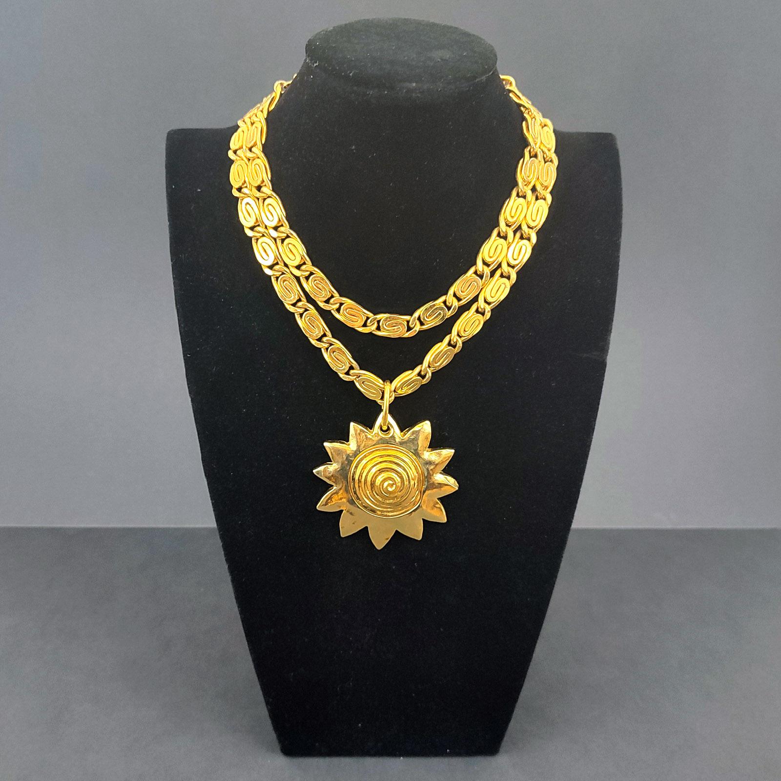 Givenchy vintage necklace with sun pendant, France 1980s.
Impressive collier made of thick double chain with an amazing sun motif pendant. In excellent preowned condition. Maker's marks, Givenchy Paris New York.

Measurements: length 38 cm,