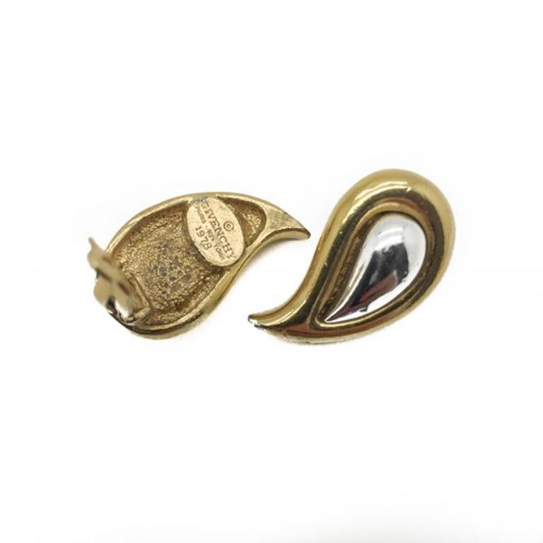 Ich liebe sie, direkt aus den 70er Jahren. Vintage 1978 Givenchy Paisley-Ohrringe. Mit einem stilisierten Paisley-Motiv in zwei Farbtönen aus hochwertigem 18-karätigem Gold und platiniertem Metall. Clip auf Ohrringe, in sehr gutem Zustand, signiert