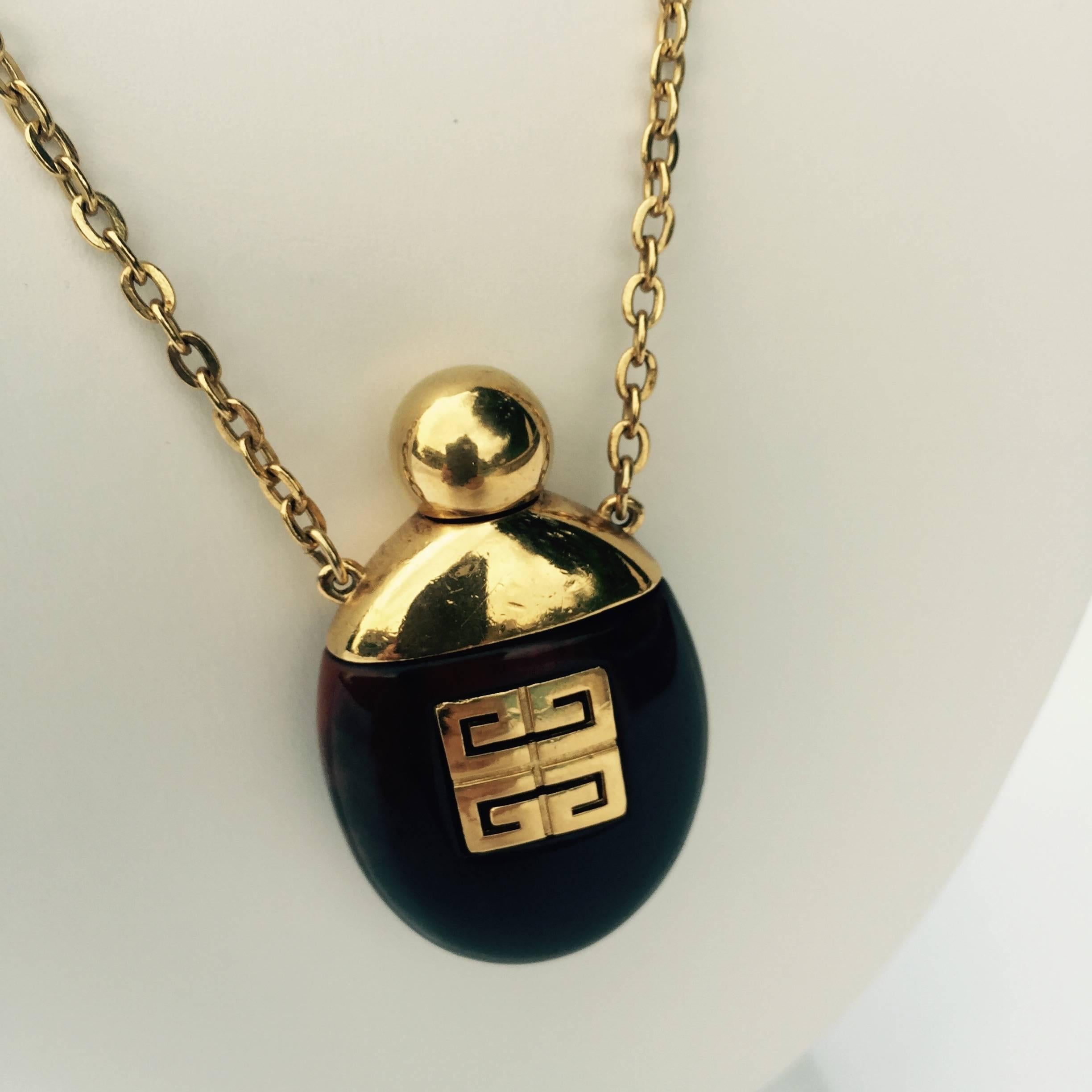 Givenchy, collier bouteille de parfum vintage en écailles de tortue avec chaîne à maillons en or, années 1970  Pour femmes en vente