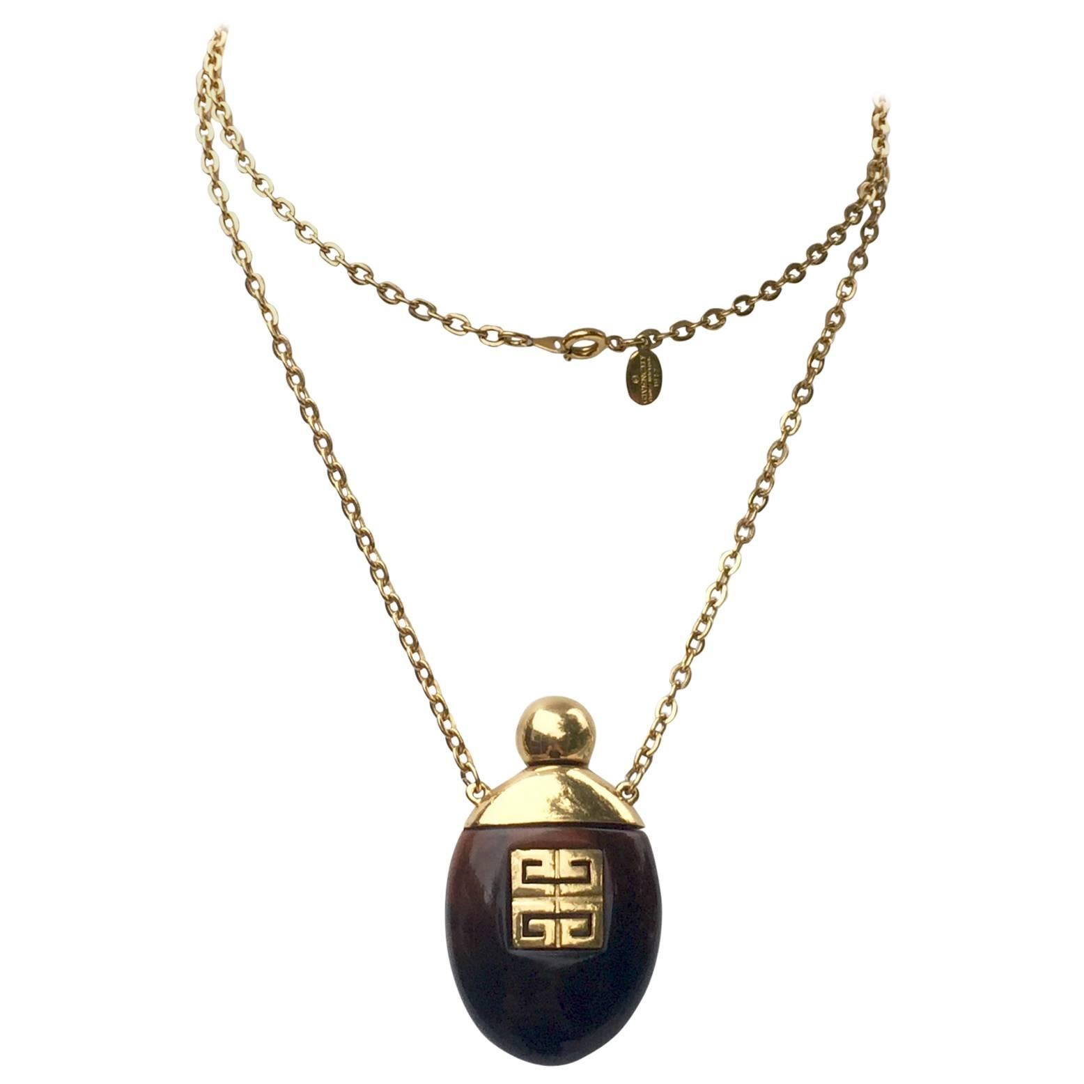 Givenchy, collier bouteille de parfum vintage en écailles de tortue avec chaîne à maillons en or, années 1970  en vente