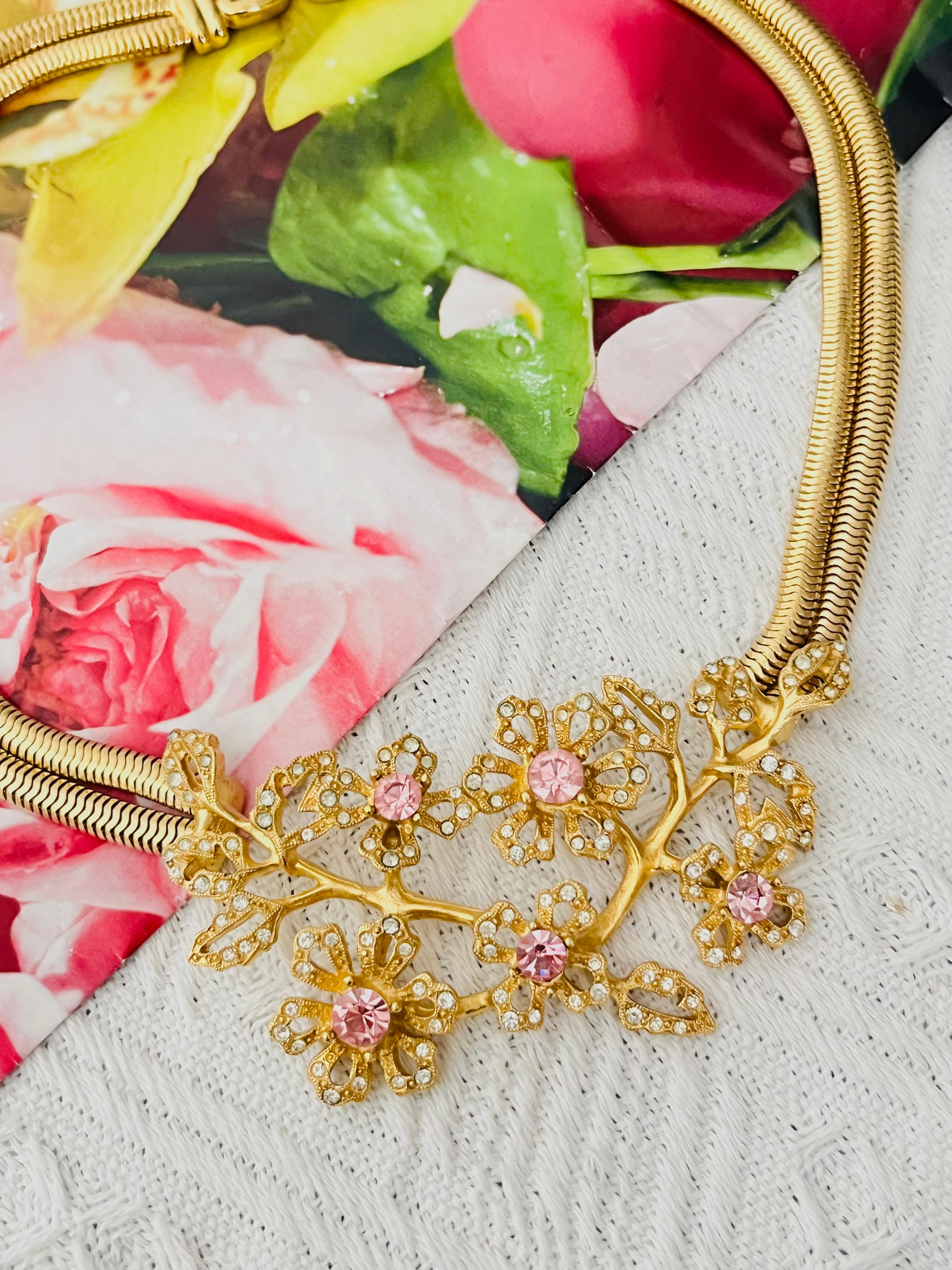 Givenchy Vintage 1980s Luxury Pink Rose Extra Large Cluster Crystals Flourish Blossom Flowers Leaf Pendant Double Layers Strands Snake Elegant Chunky Statement Choker Collar Chain Necklace, Gold Tone.

Condizioni eccellenti. Non ci sono pietre
