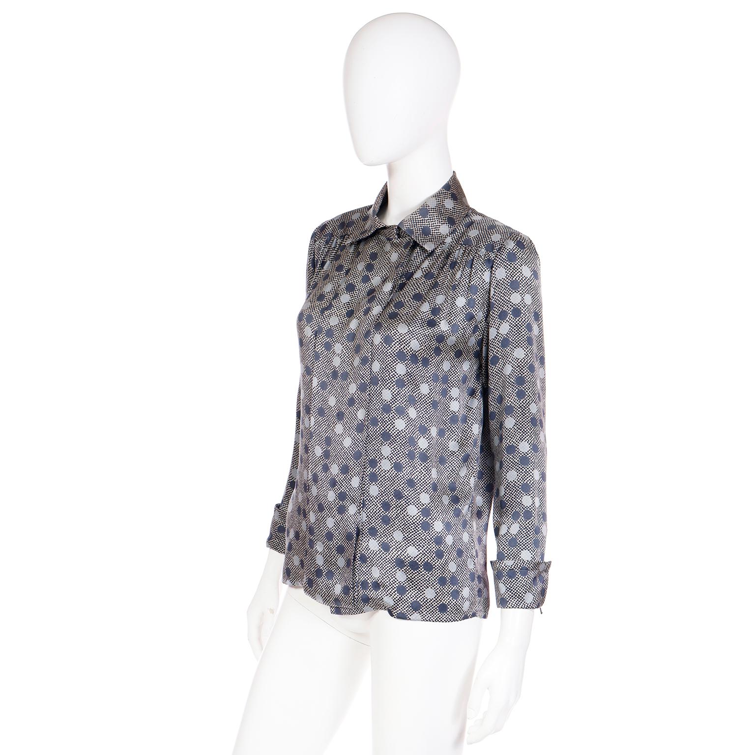 Seidenbluse in Schieferblau & Grau mit Tupfen von Givenchy im Vintage-Stil im Angebot 1