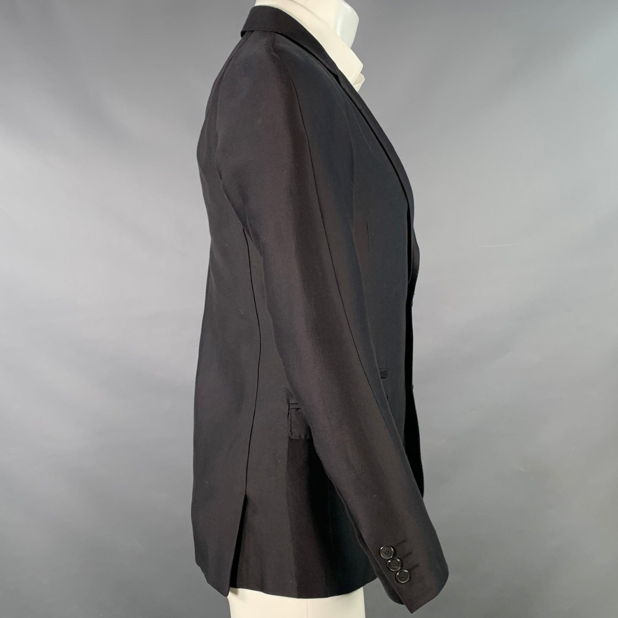 Vintage GIVENCHY SS09 Sportmantel
aus schwarzem Baumwoll-Seidengewebe mit eingekerbtem Revers, doppeltem Rückenschlitz und doppeltem Knopfverschluss. Made in Italy Ausgezeichneter Pre-Owned Zustand. 

Markiert:   IT 46 

Abmessungen: 
 
Schultern: