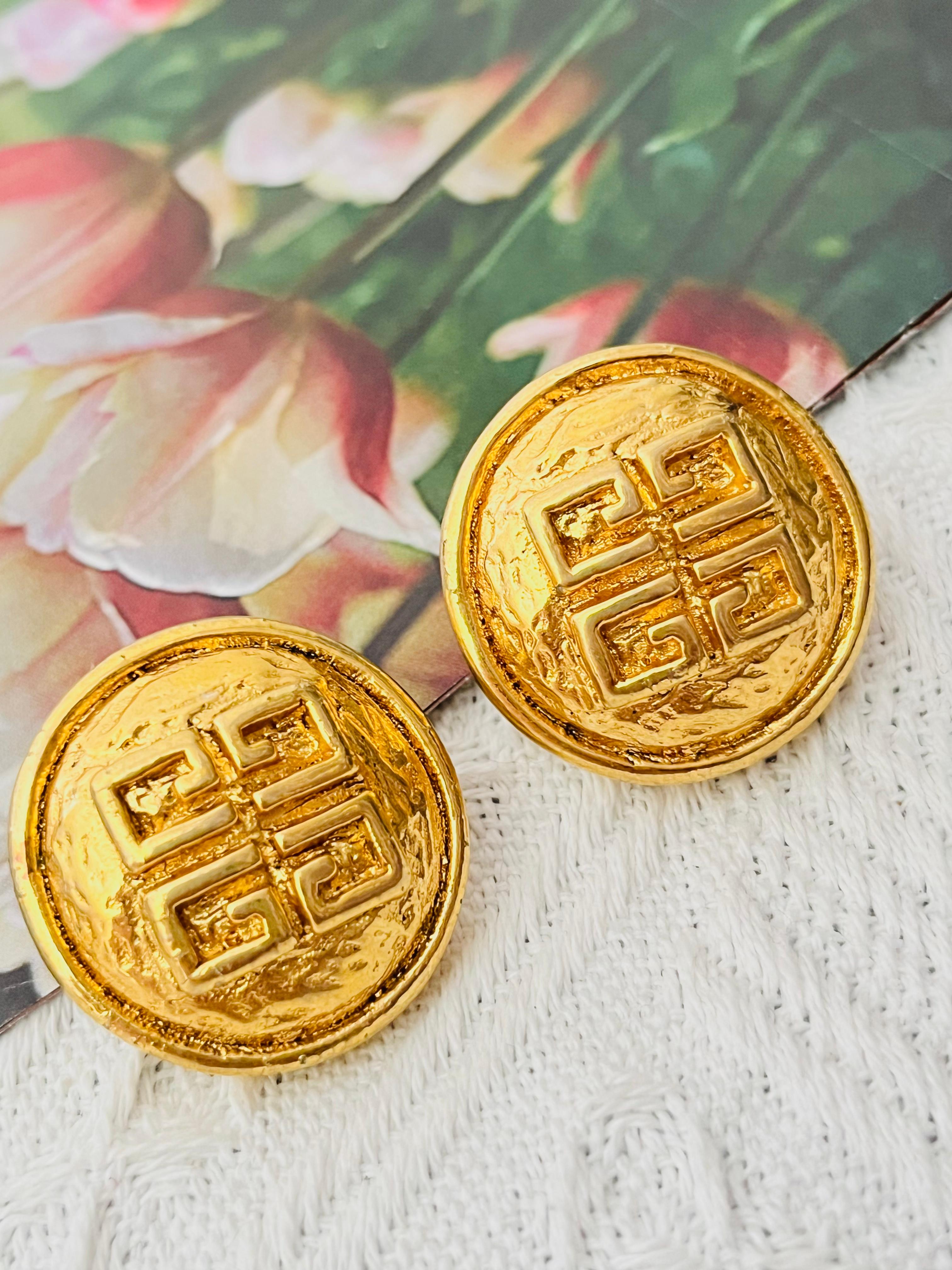 Givenchy Vintage 1980s Unisex Textured Classic Iconic Large 4G Logo Monogram Relief Round Dome Chunky Modernist Clip Earrings, Gold Tone

Very good condition.Some light scratches or colour loss, barely noticeable. 100% Genuine.

Givenchy Signed