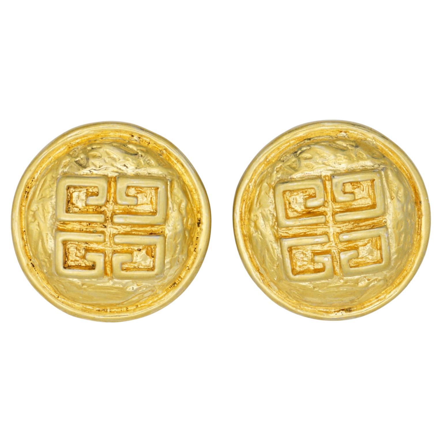 Givenchy Vintage 1980s Unisex texturiert klassisch ikonisch groß 4G Logo Monogram Relief klobig rund Kreis Clip Ohrringe, Gold-Ton

Sehr guter Zustand. Die Vorderseite ist in ausgezeichnetem Zustand. Einige leichte Kratzer oder Farbverluste auf der