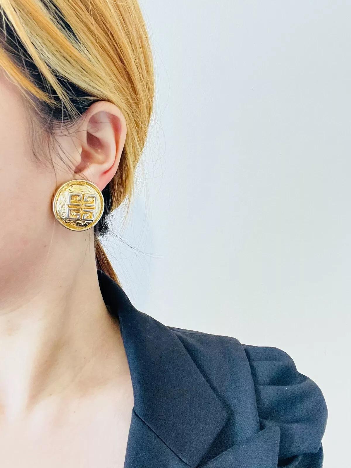 Givenchy Vintage Texturierte große 4G Logo Monogramm Relief Runde klobige Ohrringe, Vintage im Angebot 1