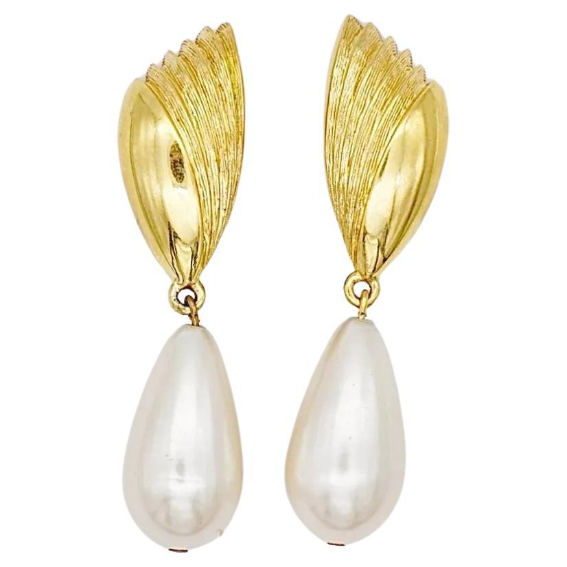 Givenchy Vintage Texturierte Träne Wassertropfen Weißer Perlenfächer Elegante Clip-Ohrringe, vergoldet

Sehr guter Zustand und sehr einzigartig. Sehr leichte Kratzer, kaum spürbar. 100% echt.

Givenchy Auf der Rückseite deutlich signiert.

MATERIAL:
