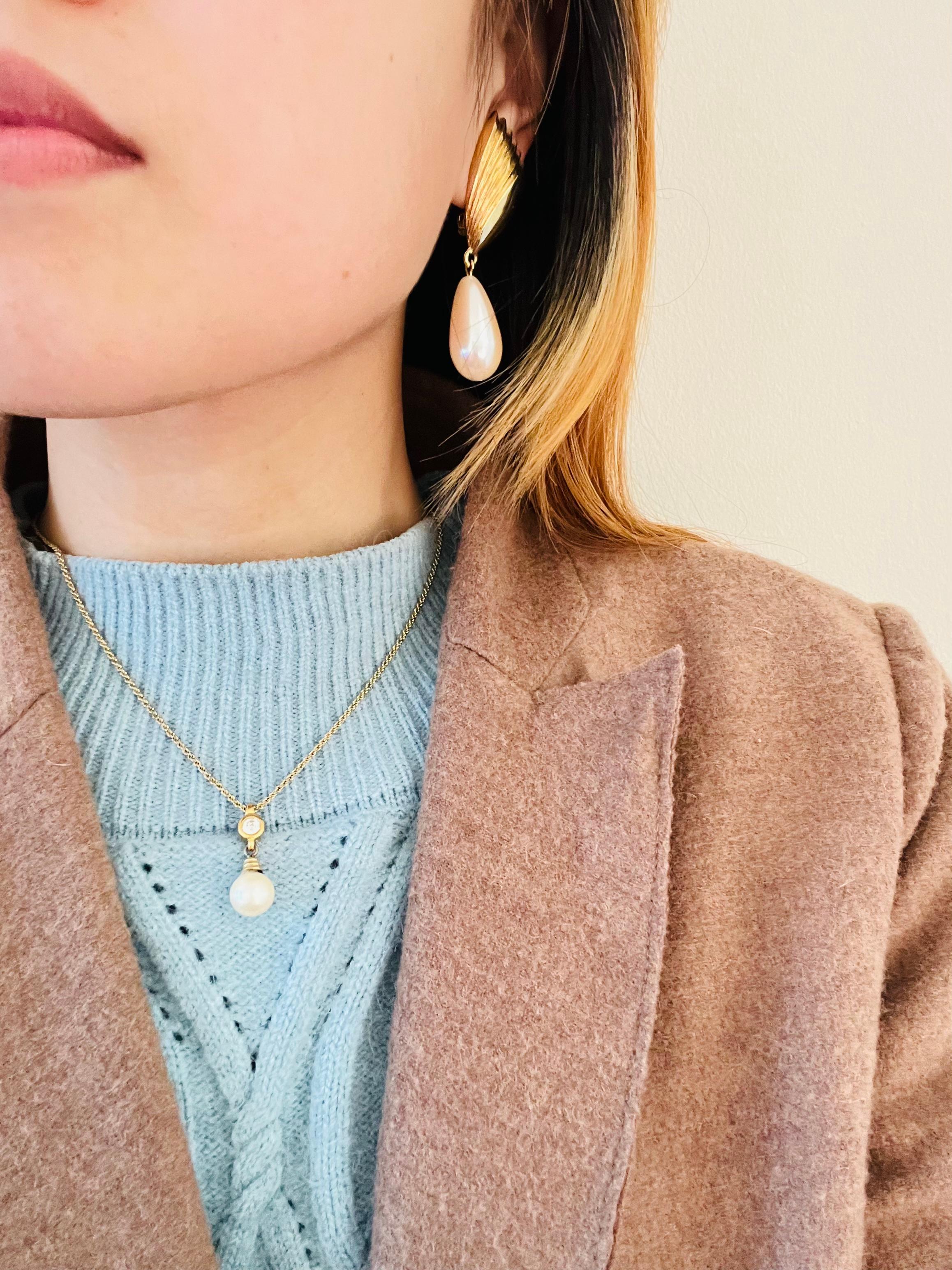 Givenchy Vintage Texturierte Tränen-Wassertropfen-Ohrclips mit weißen Perlenfächern und Fächern im Angebot 3