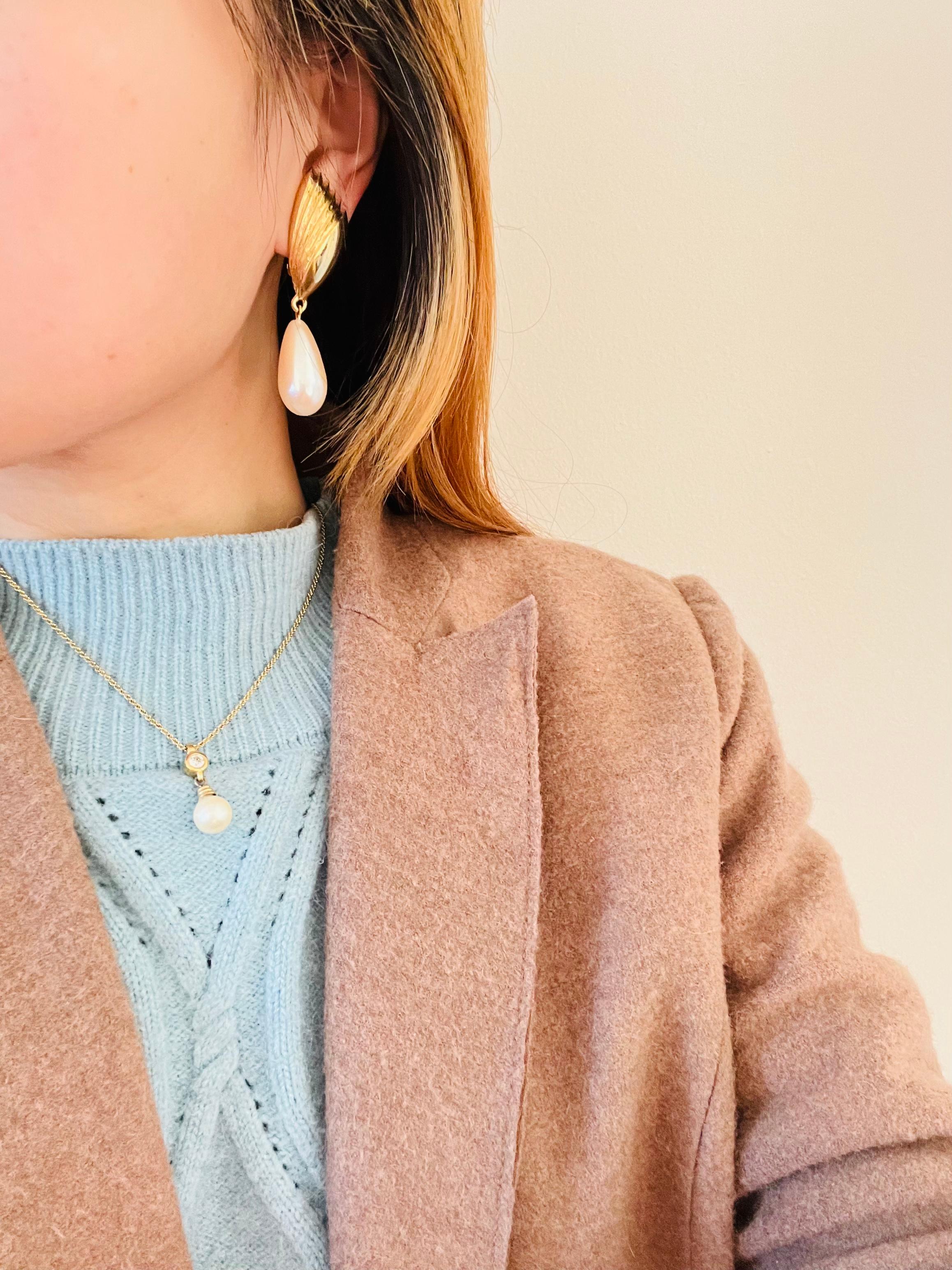 Givenchy Vintage Texturierte Tränen-Wassertropfen-Ohrclips mit weißen Perlenfächern und Fächern im Angebot 4