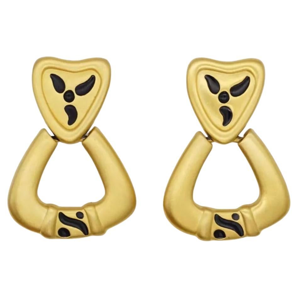 Givenchy Vintage große Dreieck Herz Liebe schwarz Hoop Matte klobig Erklärung Modernist Hoop Drop Clip Ohrringe, vergoldet

Sehr guter Zustand und sehr einzigartig. Sehr leichte Kratzer, kaum spürbar. Keinerlei Farbverlust. Dunkle Tinte auf der