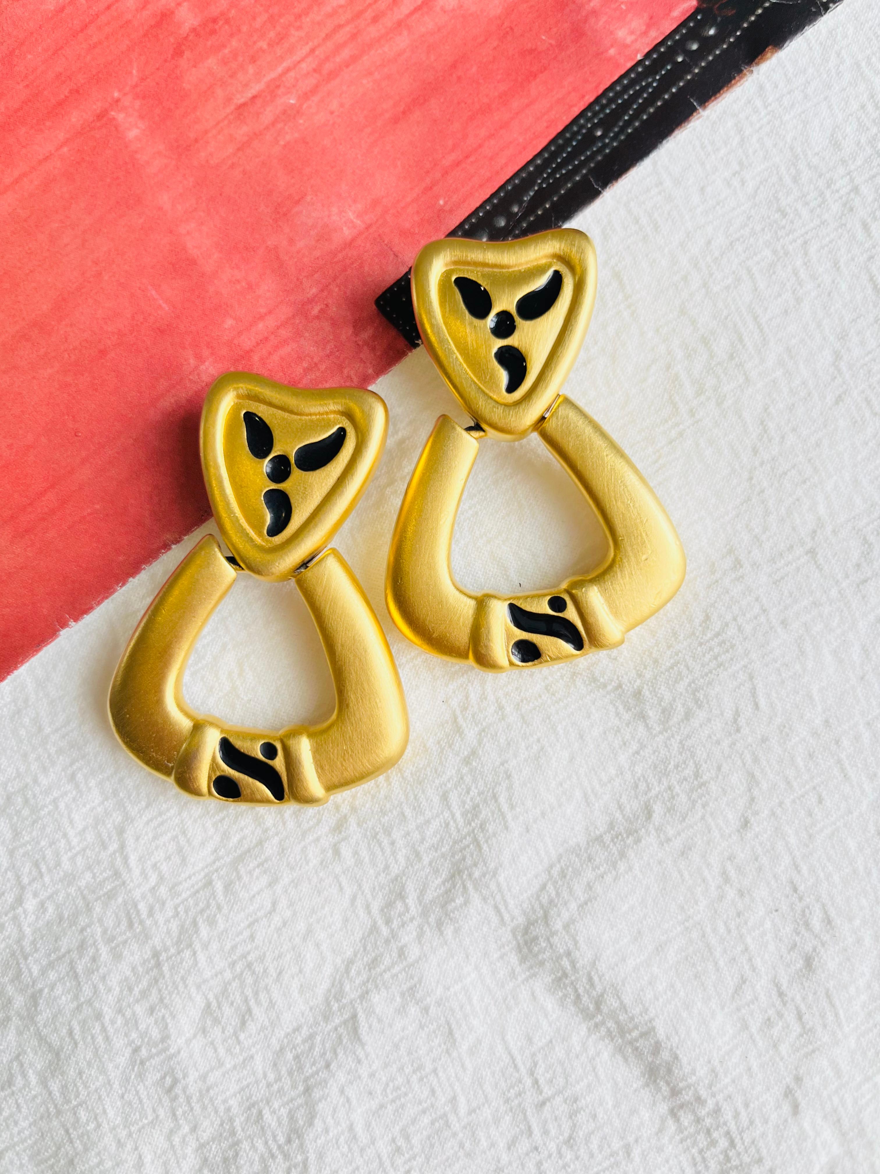 Givenchy Vintage Dreiecks Herz Liebe Schwarzer Creolen Matte Chunky Hoop Tropfenohrringe im Zustand „Gut“ im Angebot in Wokingham, England