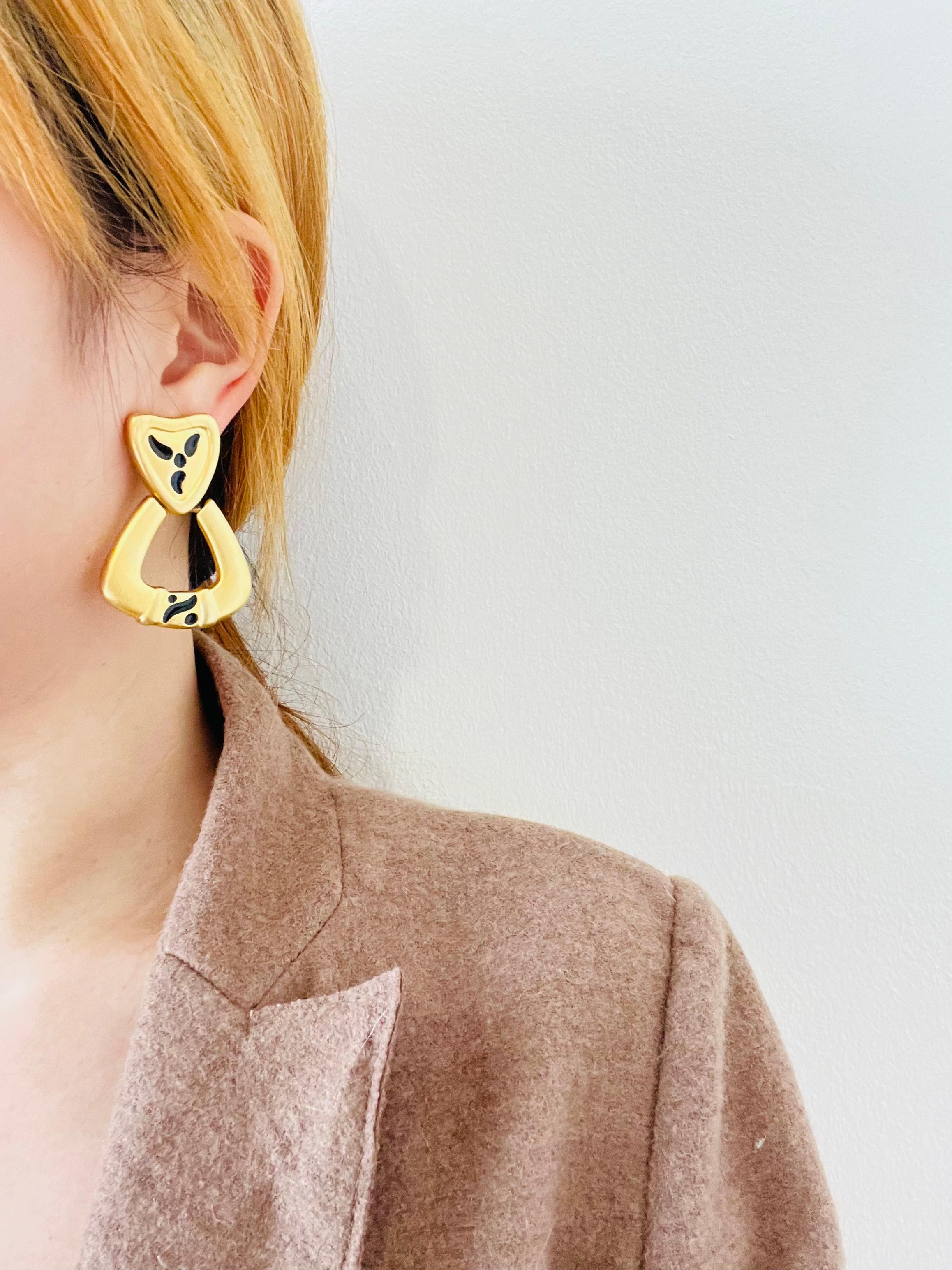 Women's or Men's Givenchy Vintage Triangle Heart Love Black Hoop Matte Chunky Hoop Drop Earrings For Sale