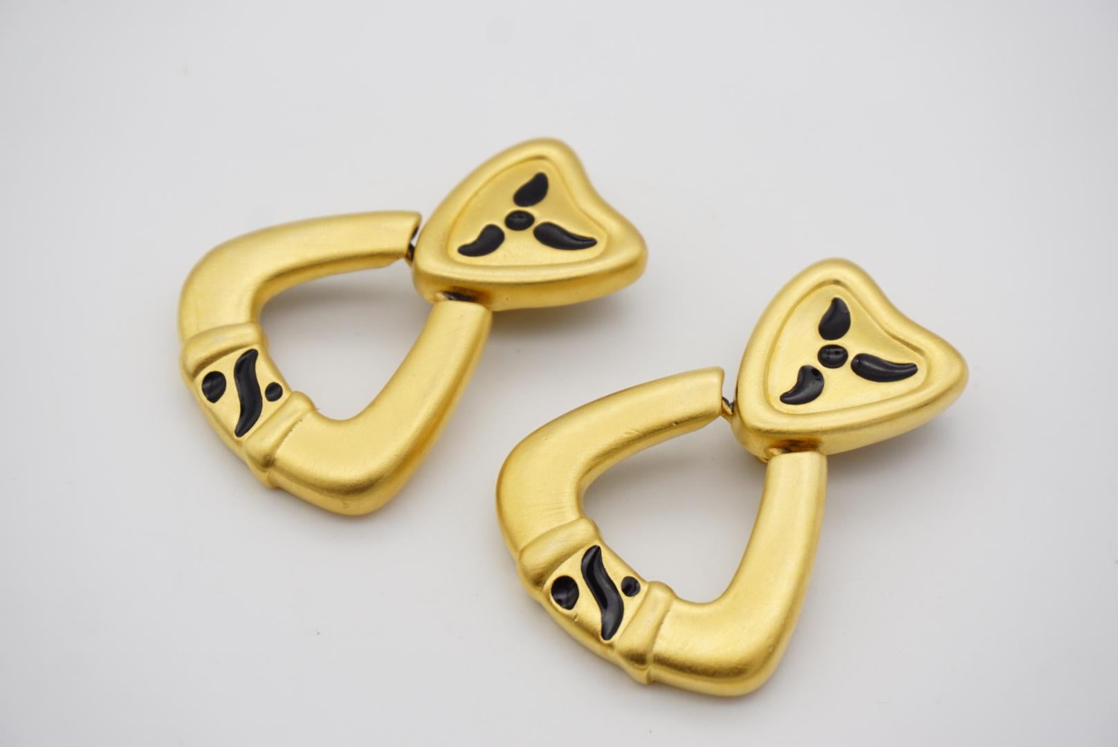 Givenchy Vintage Dreiecks Herz Liebe Schwarzer Creolen Matte Chunky Hoop Tropfenohrringe im Angebot 4