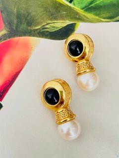 Pendientes unisex vintage de Givenchy con el monograma 4G dorado, ónix en cabujón y perla blanca