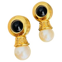 Pendientes unisex vintage de Givenchy con el monograma 4G dorado, ónix en cabujón y perla blanca