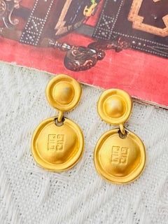 Pendientes de Givency Vintage, unisex, icónicos, exclusivos, con 4 botones y acabado dorado mate, con diseño perforado