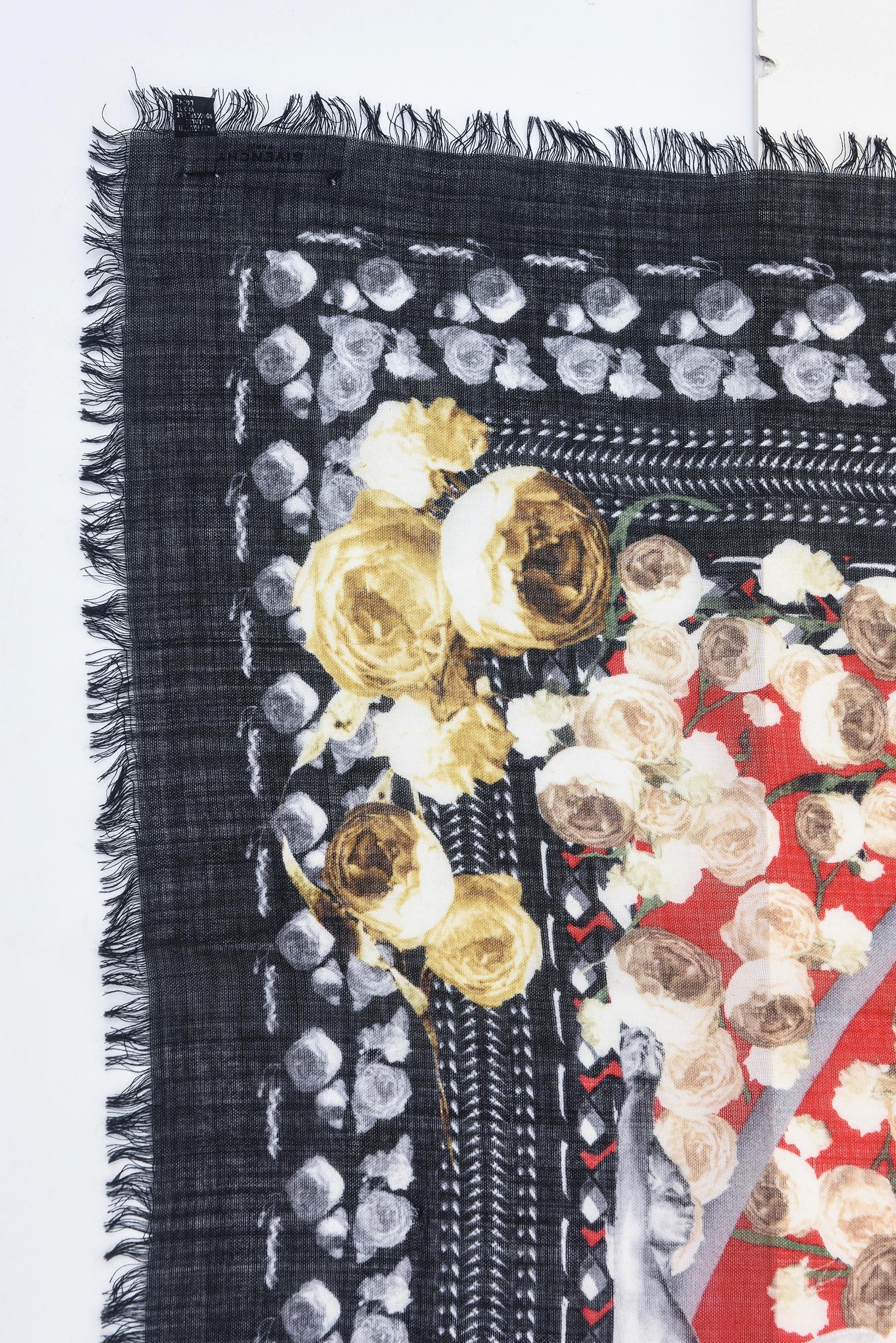 Diese immer so schick und ungewöhnlich Vintage Givenchy Quadrat große Meerjungfrau Schal, Schal oder wickeln ist 100% ganze Wolle laine wie sagt das Label zusammen mit Givenchy. Es ist sehr leicht mit sehr leichter Wolle. Auf der Außenseite posieren
