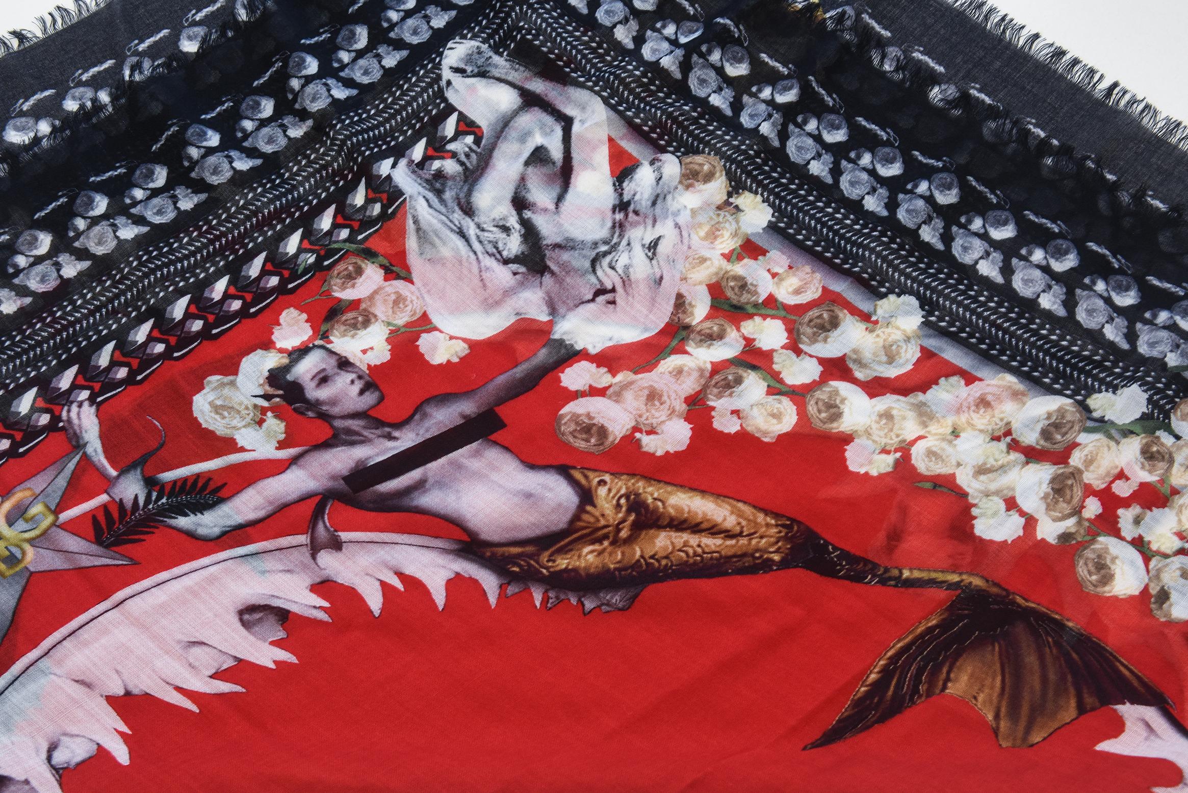 Givenchy Vintage Quadratischer Meerjungfrauen-Schal aus Wolle mit Fransen  Schwarz, Rot-Weiß-Weiß Damen im Angebot