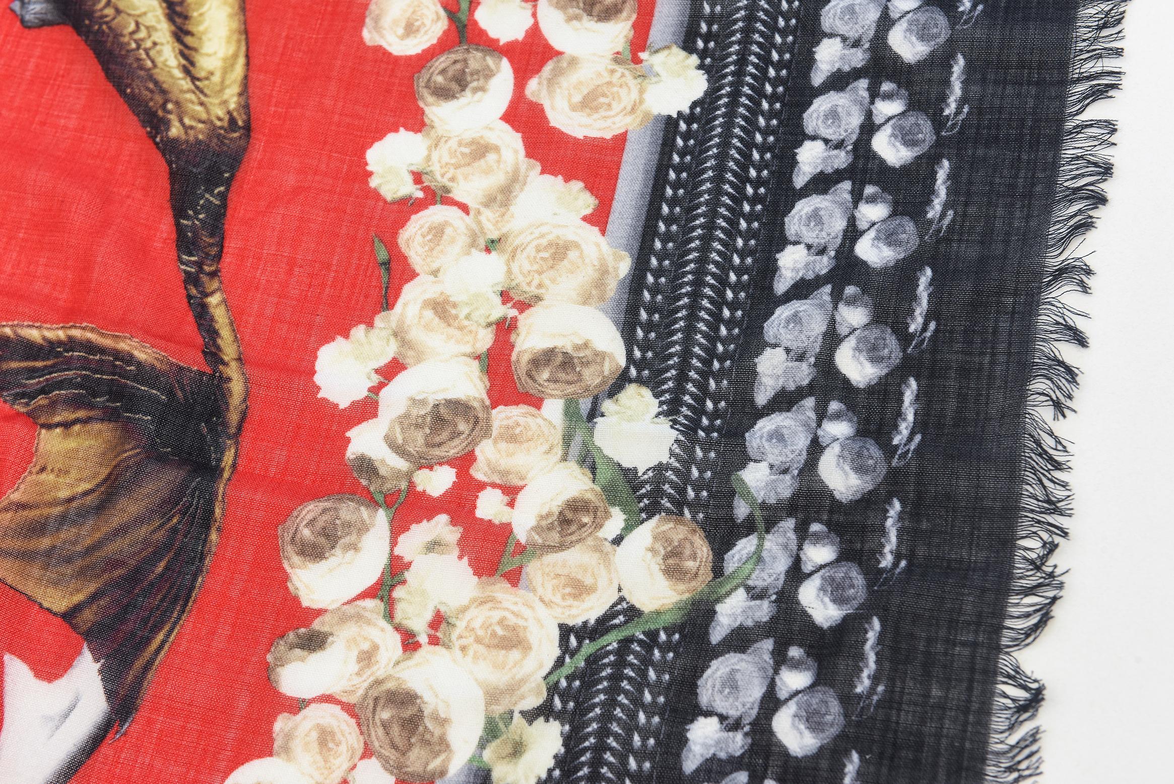 Givenchy Vintage Quadratischer Meerjungfrauen-Schal aus Wolle mit Fransen  Schwarz, Rot-Weiß-Weiß im Angebot 1