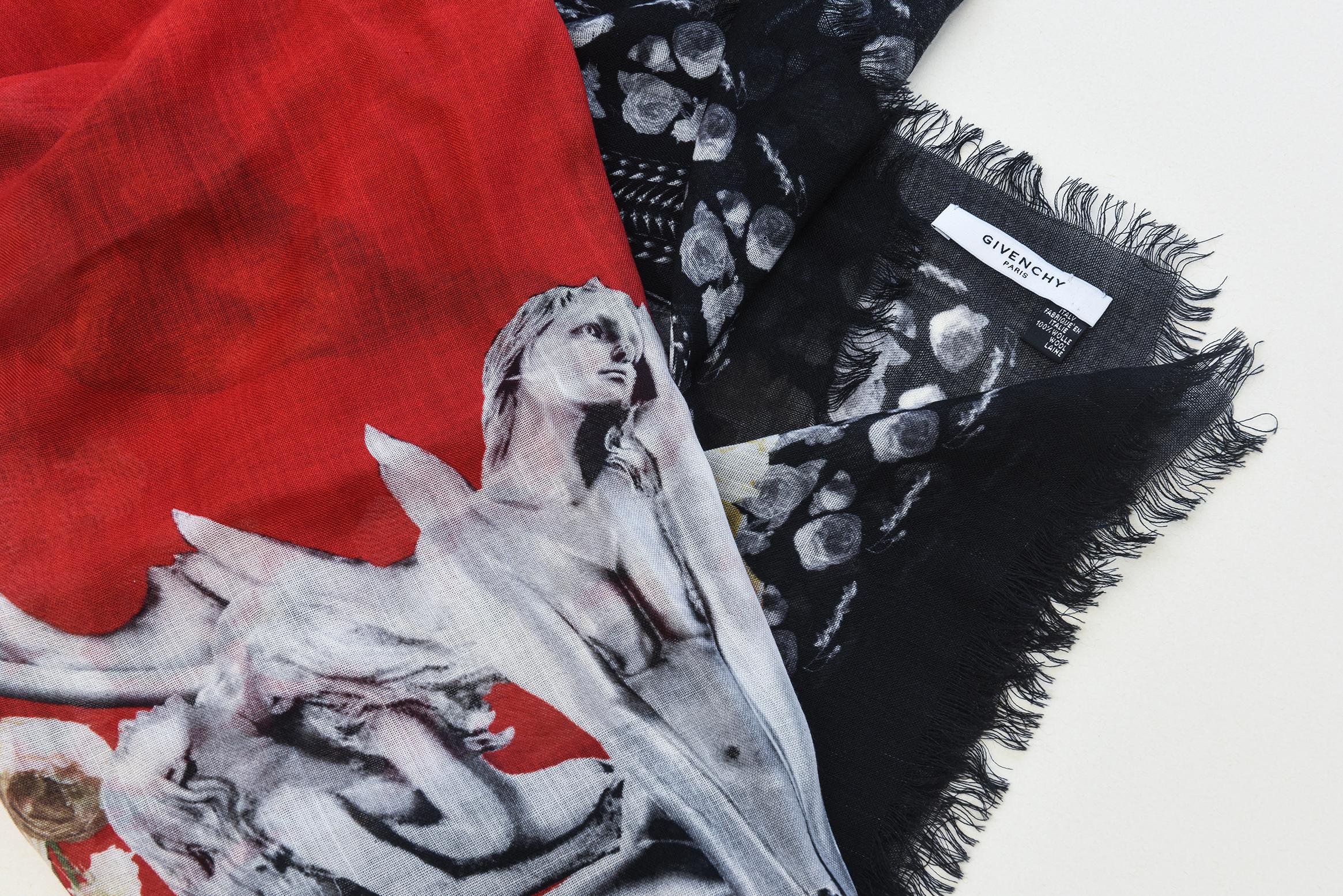 Givenchy Vintage Quadratischer Meerjungfrauen-Schal aus Wolle mit Fransen  Schwarz, Rot-Weiß-Weiß im Angebot 2