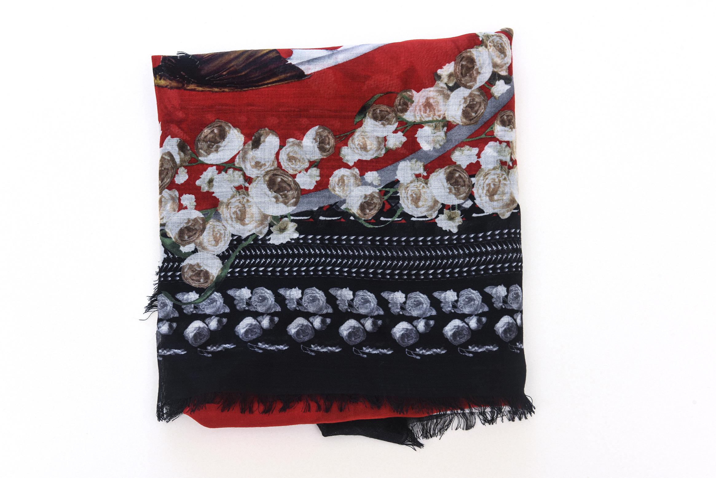 Givenchy Vintage Quadratischer Meerjungfrauen-Schal aus Wolle mit Fransen  Schwarz, Rot-Weiß-Weiß im Angebot 4