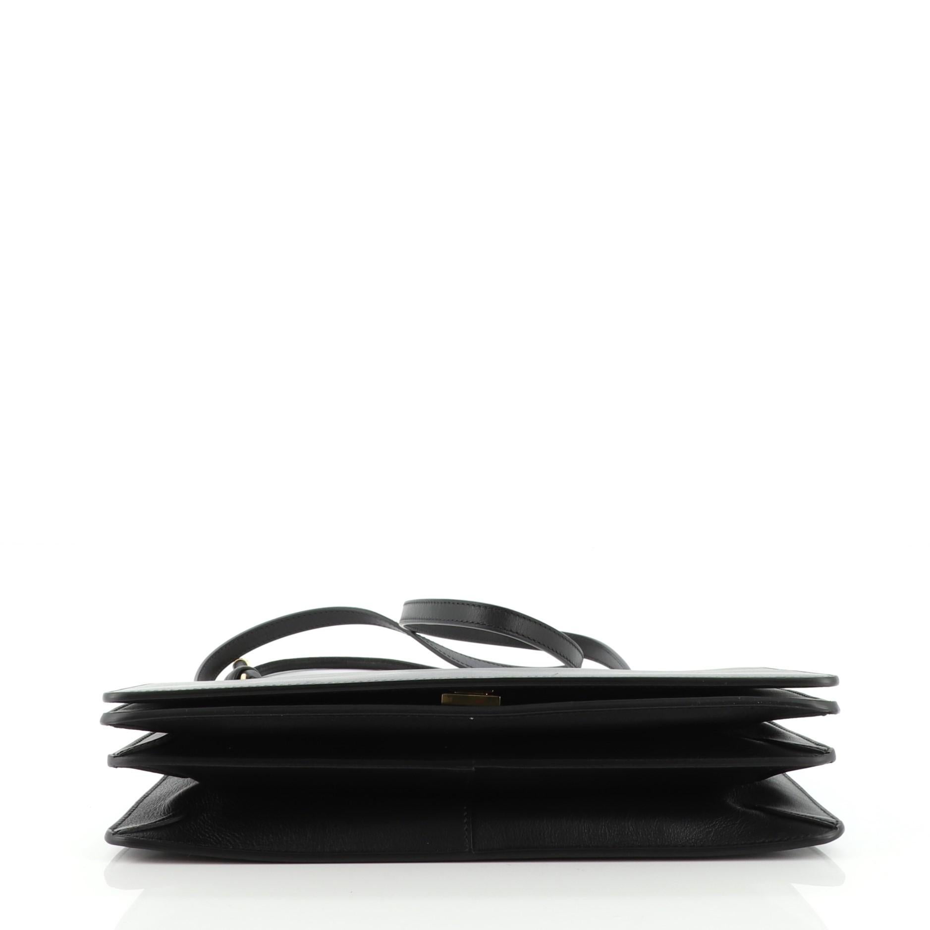 Givenchy Peitschen-Umhängetasche aus Leder Medium im Zustand „Gut“ in NY, NY