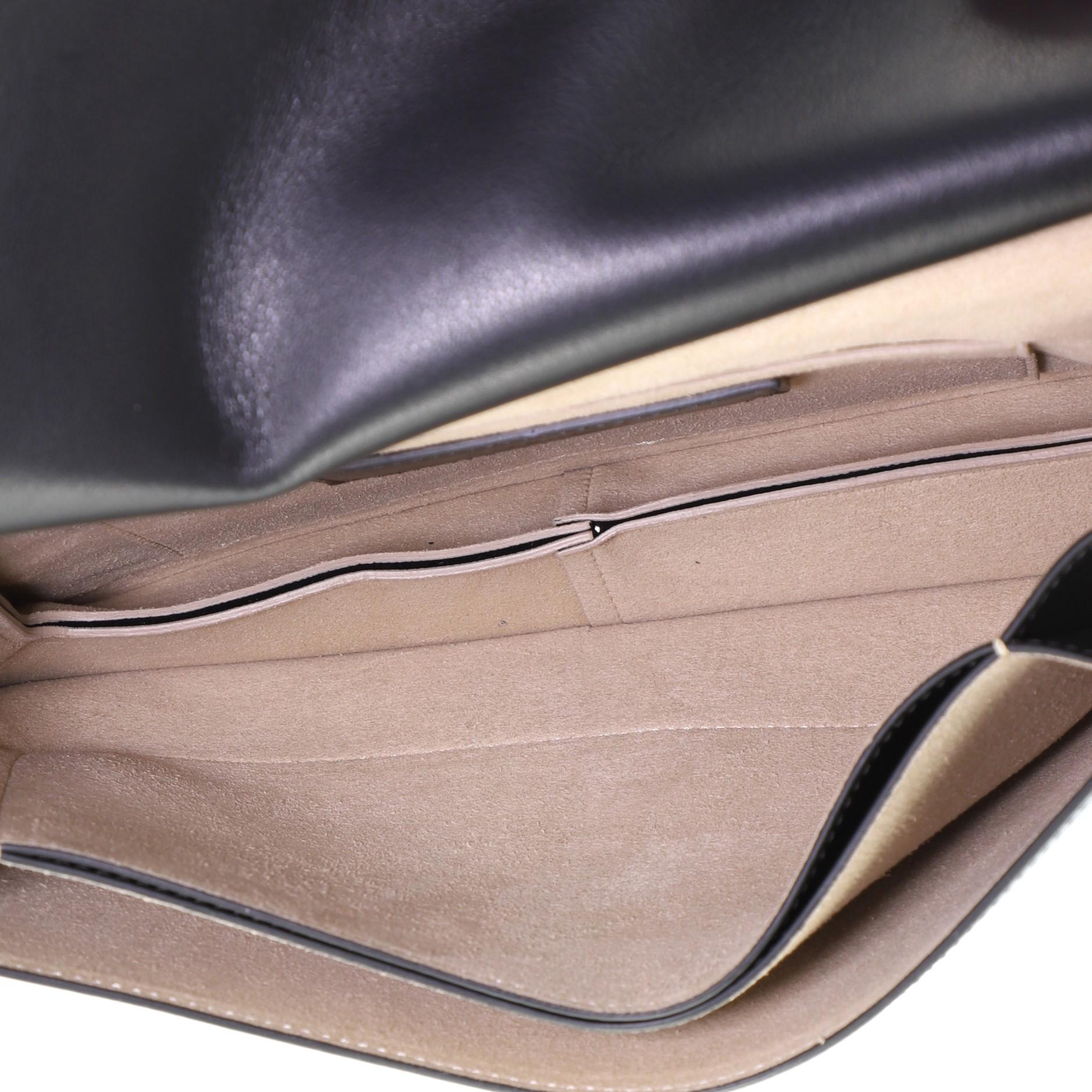 Givenchy Peitschen-Umhängetasche aus Leder Medium für Damen oder Herren