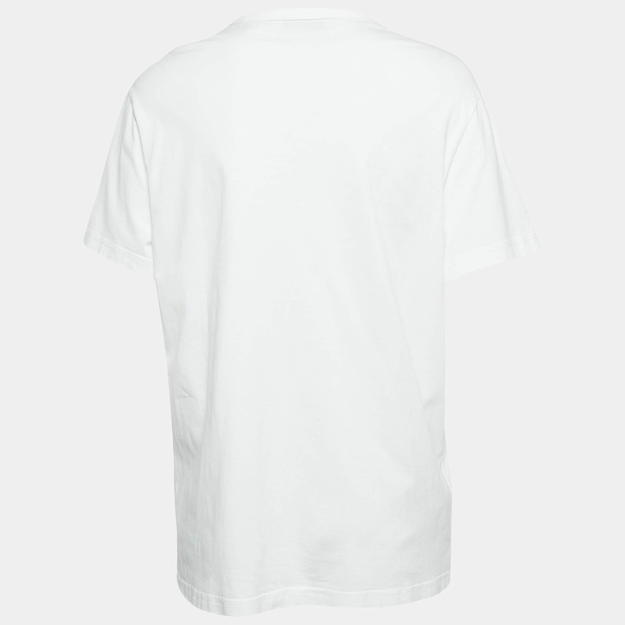 Perfect for casual outings or errands this T shirt is the best piece to feel comfortable and stylish in. It flaunts a catchy shade and a relaxed fit.