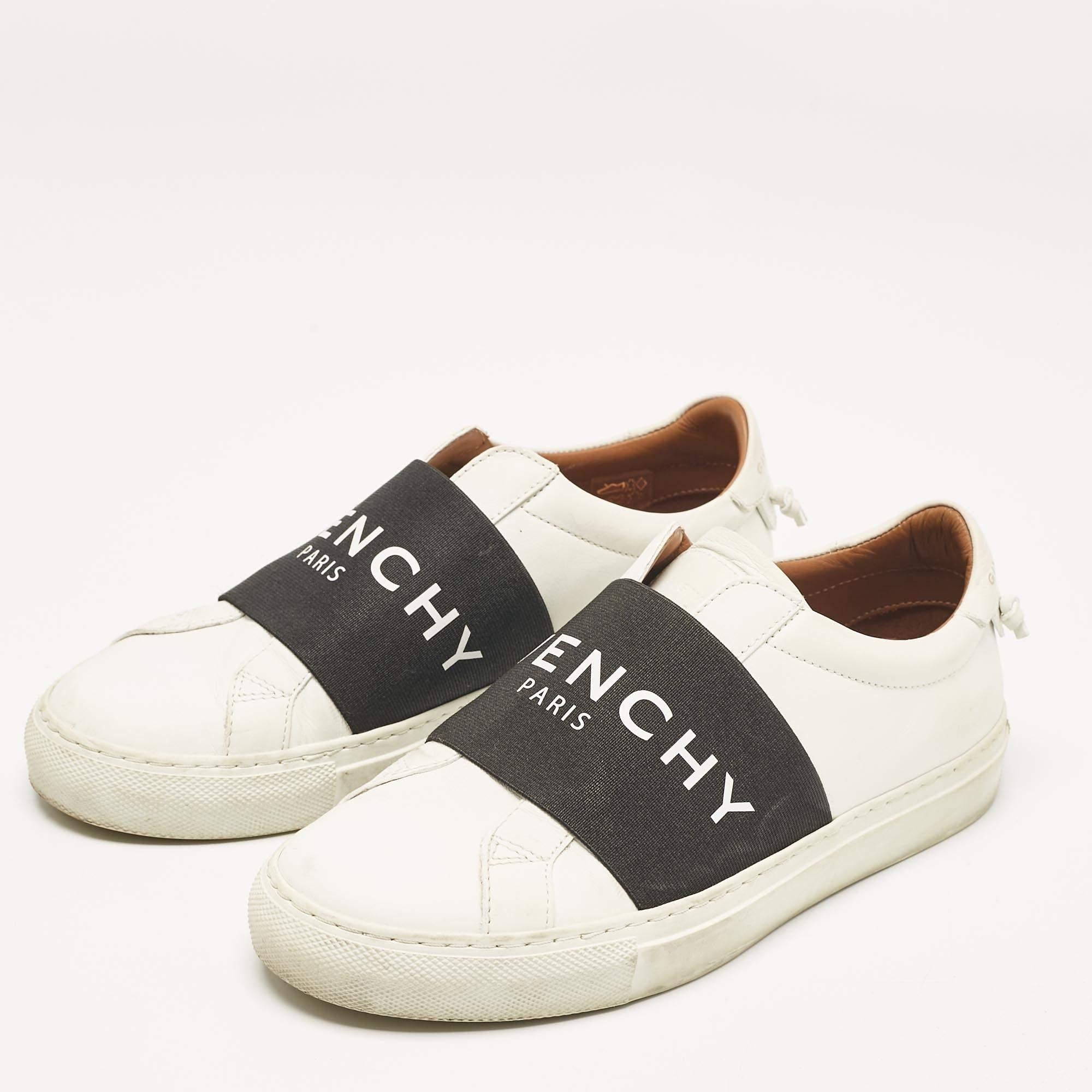 Profitez de l'aisance des chaussures avec cette paire de baskets signée Givenchy. Conçues en cuir, elles sont ornées de nœuds sur les contreforts et d'empiècements élastiques portant l'étiquette sur l'empeigne. Ils s'enfilent et s'enlèvent