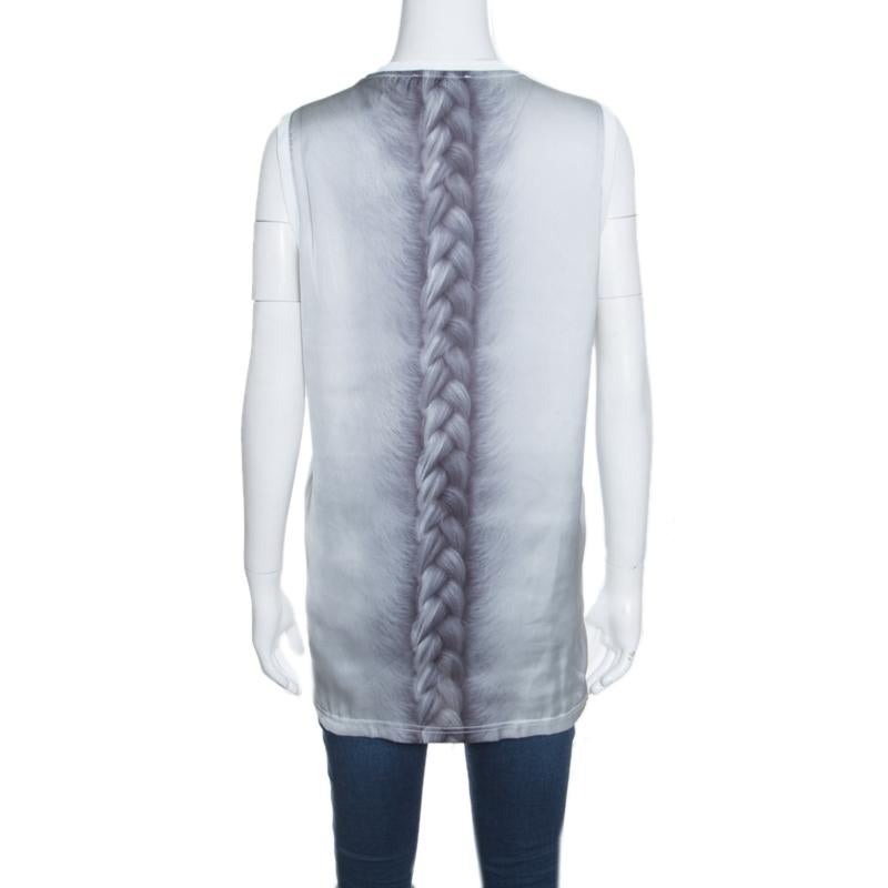 Avec son imprimé tressé à l'arrière et son encolure ronde subtile, ce t-shirt de la maison de mode française de luxe Givenchy va avec tout. De couleur blanche, il est fabriqué en coton léger et sans manches.

