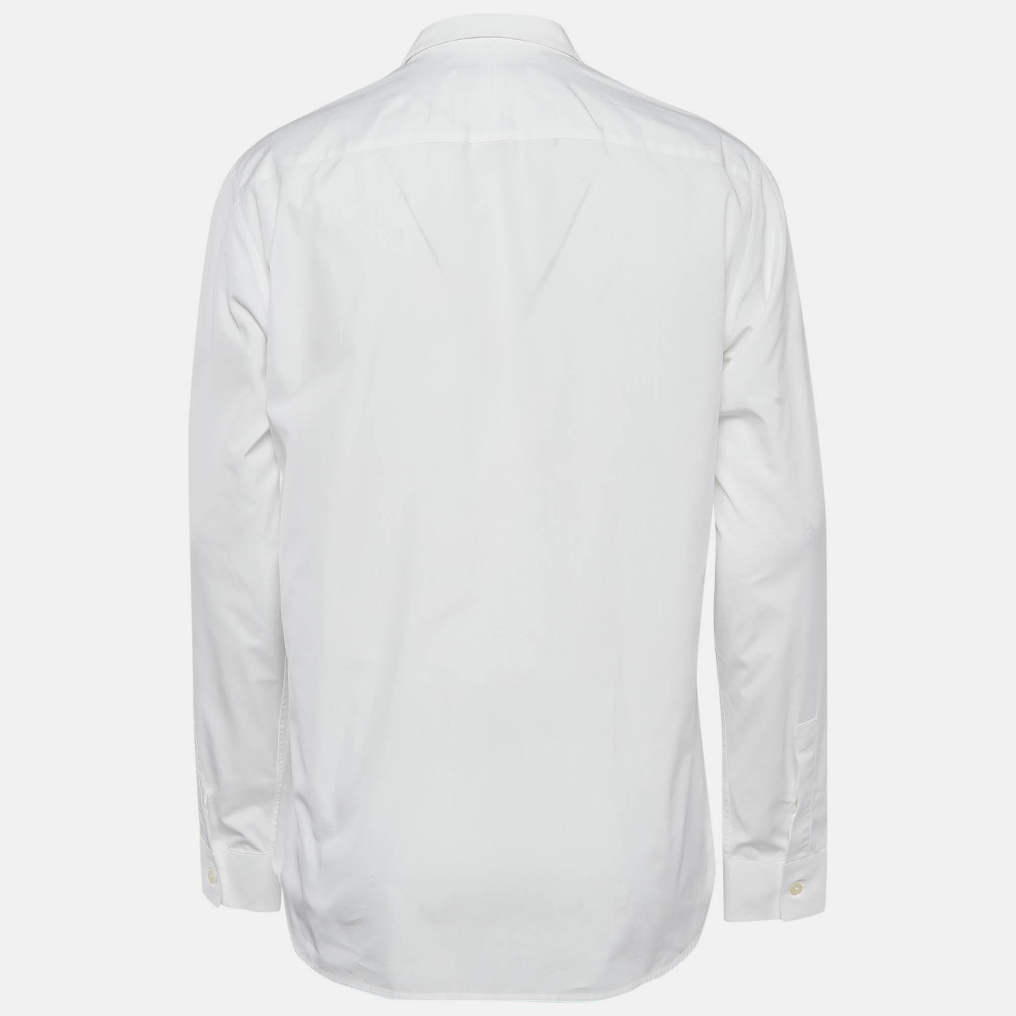 Qué fabulosa es esta camisa de diseño Está confeccionada con materiales nobles y presenta una silueta entallada. Combínalo con pantalones y mocasines para conseguir un conjunto de lo más cool.