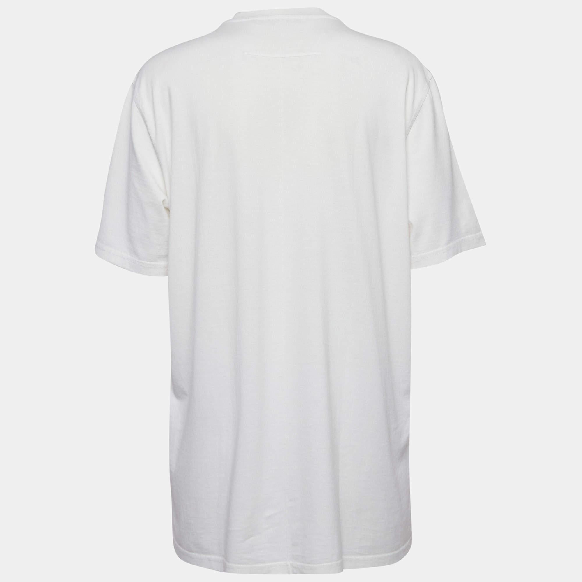 Perfect for casual outings or errands this T shirt is the best piece to feel comfortable and stylish in. It flaunts a catchy shade and a relaxed fit.