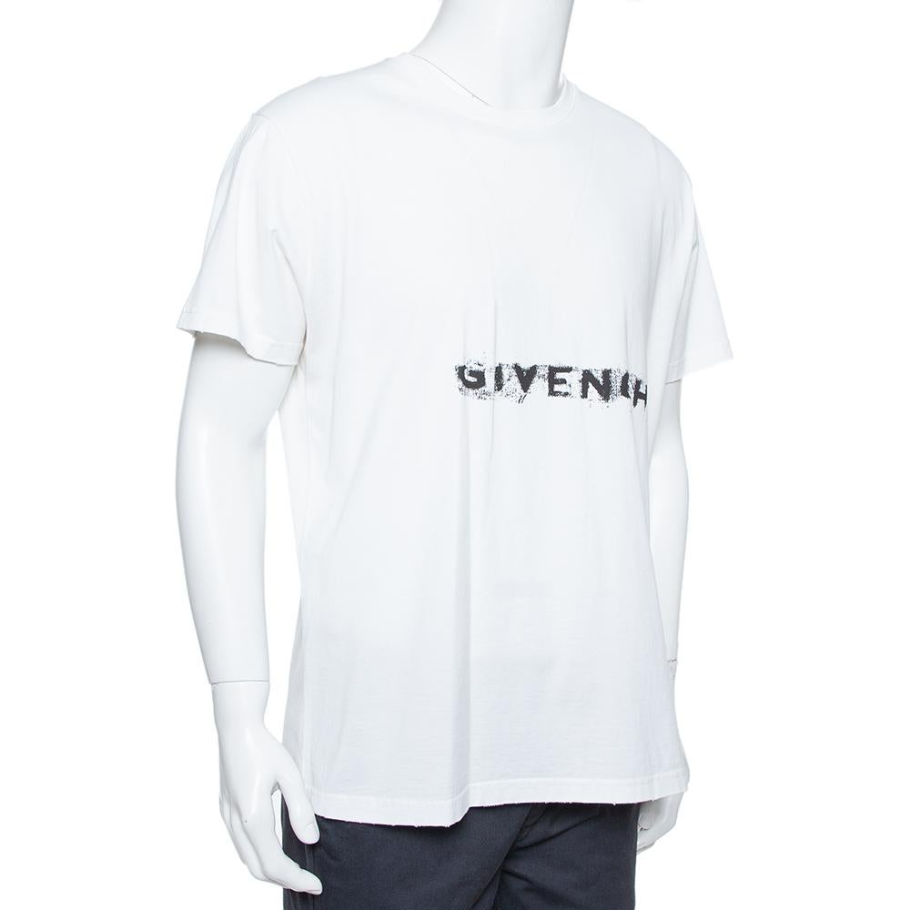 Unfold a stylish look with this Givenchy T-shirt. This durable and comfortable piece is going to be your companion for years. It is made from cotton and designed with short sleeves and the brand name printed on the front.

