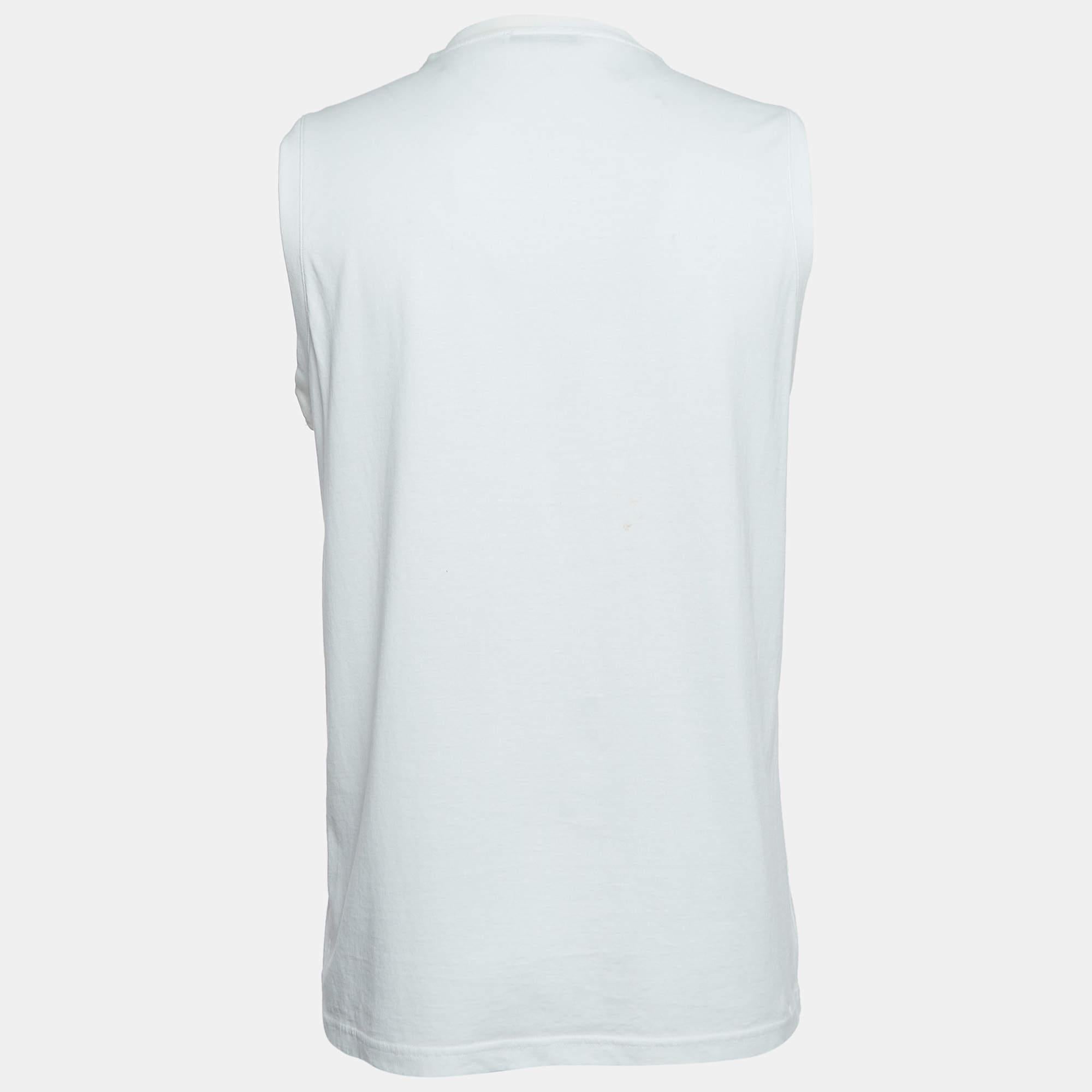 Ce haut de créateur est synonyme de style et de confort. Taillée dans les meilleurs tissus, la création a fait l'objet d'une attention toute particulière. Portez-la avec un jean et des chaussures plates.