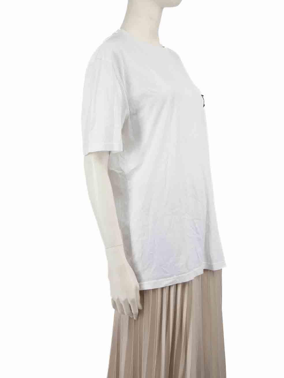 CONDIT ist sehr gut. Kaum sichtbare Abnutzungserscheinungen am T-Shirt sind bei diesem gebrauchten Givenchy-Designer-Wiederverkaufsartikel zu erkennen.
 
 
 
 Einzelheiten
 
 
 Weiß
 
 Baumwolle
 
 T-shirt
 
 Schwarzer Sterndruck
 
