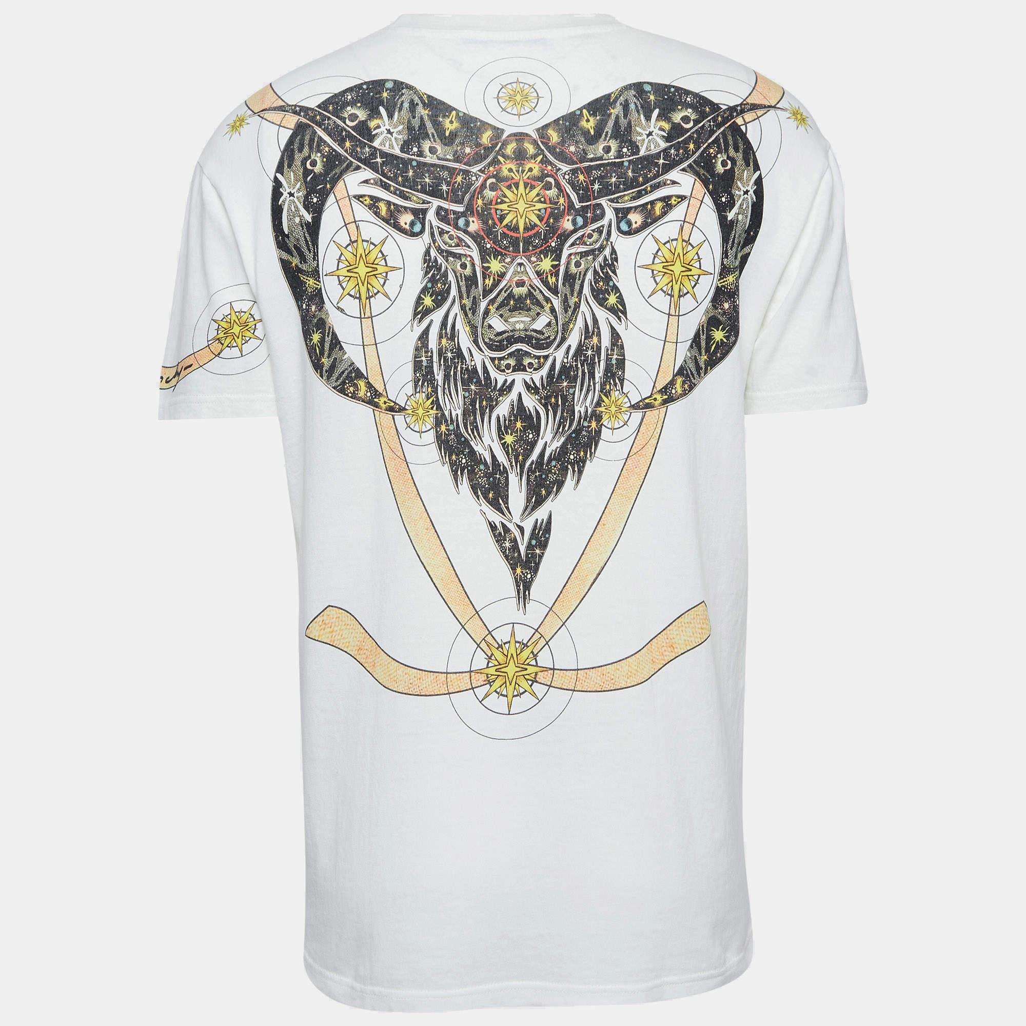 Holen Sie sich den Komfort und den richtigen lässigen Stil mit diesem Designer-T-Shirt. Die Kreation mit dem schlichten Ausschnitt und den charakteristischen Details ist zuverlässig und langlebig.
