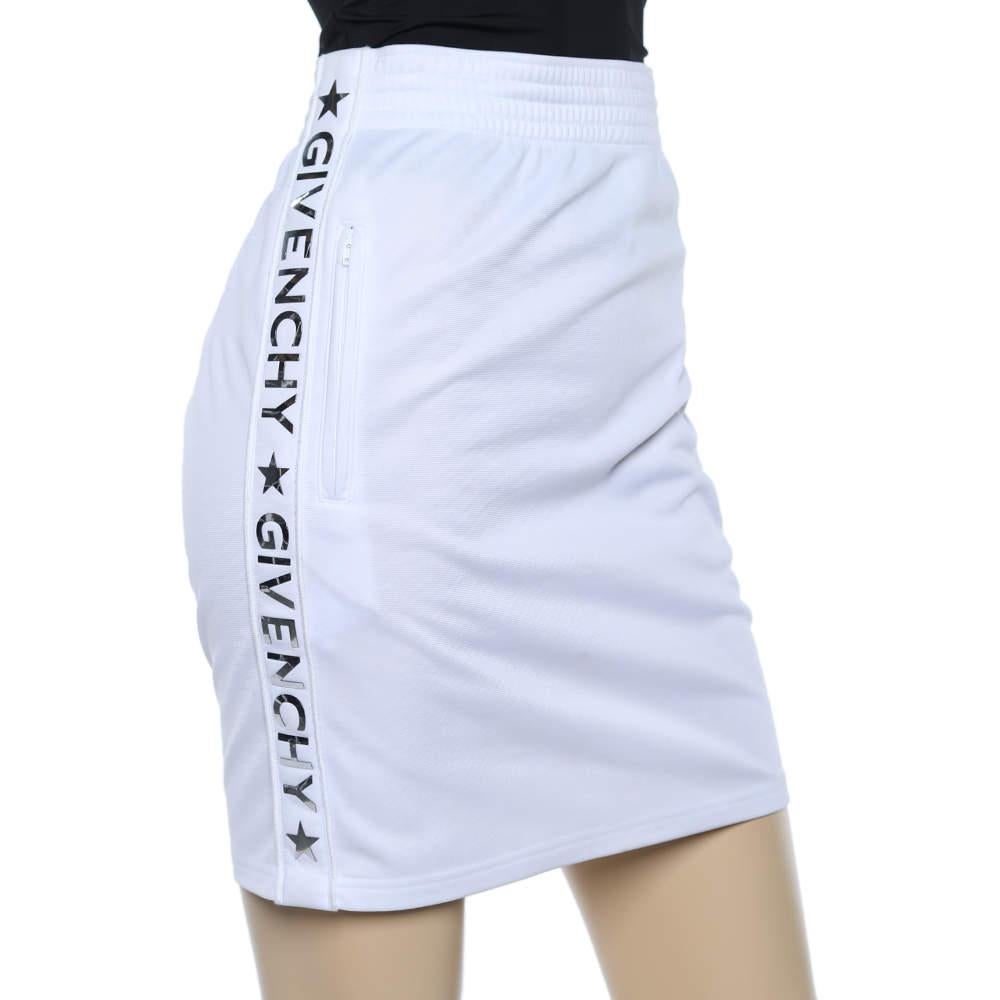 This track skirt from the House of Givenchy grants you a superb fit along with a versatile style. It is tailored luxuriously using white jersey fabric, with a logo detail highlighting the side. It has a mini-length silhouette that accommodates two
