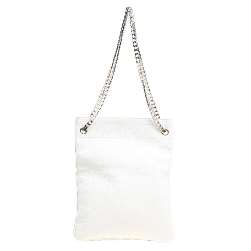 You're all set to become the centre of attraction when you step out swinging this fabulous tote from Givenchy. This white tote is crafted from leather and features a minimalistic design. It flaunts dual chain shoulder straps and opens to reveal a