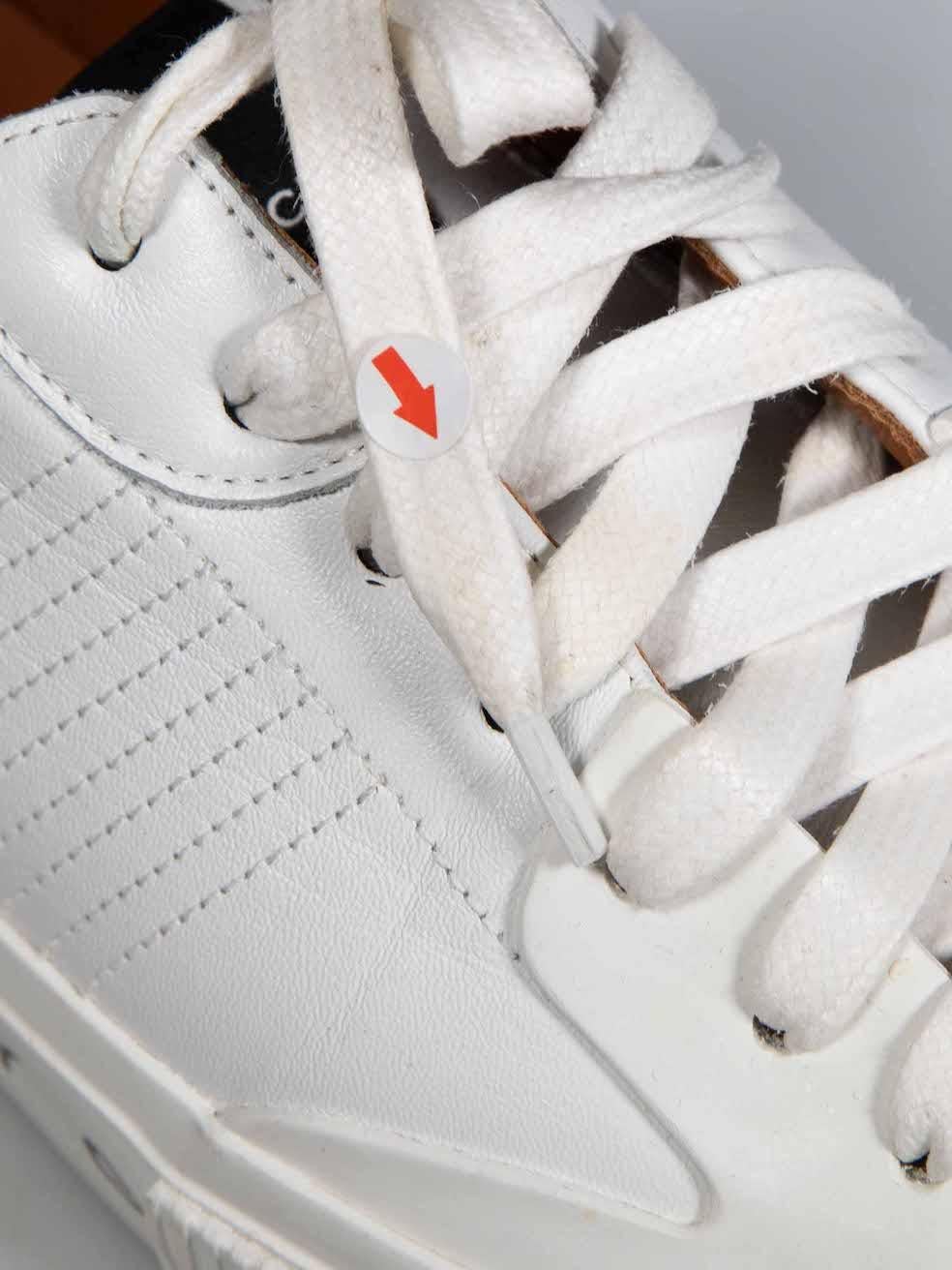 Baskets basses Givenchy en cuir blanc imprimé logo, taille IT 38 en vente 1