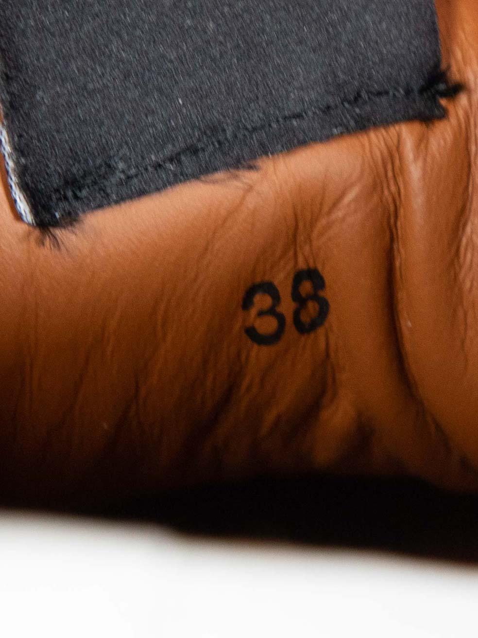Baskets basses Givenchy en cuir blanc imprimé logo, taille IT 38 en vente 2