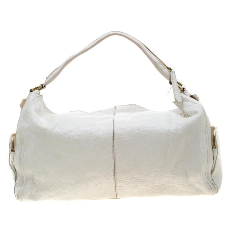 Questa borsa in pelle pregiata è di colore bianco e presenta un design raffinato con cerniere multiple sul davanti. La favolosa fodera in tela garantisce una lunga durata. Proveniente dalla maison Givenchy, questo pezzo è un sogno che si avvera per