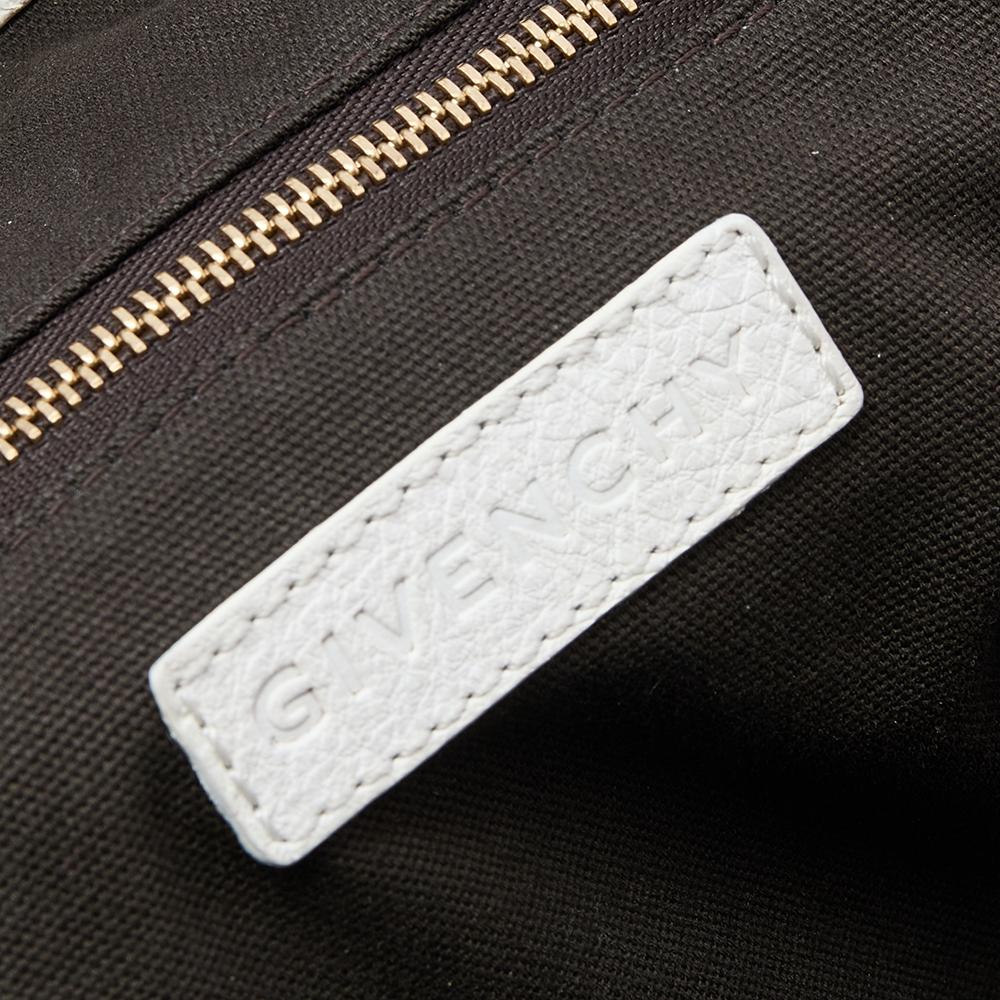 Givenchy - Sacoche en cuir blanc avec fermeture éclair en vente 1