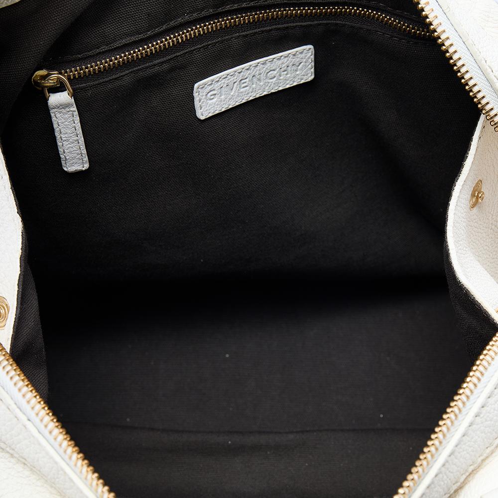 Givenchy - Sacoche en cuir blanc avec fermeture éclair en vente 2